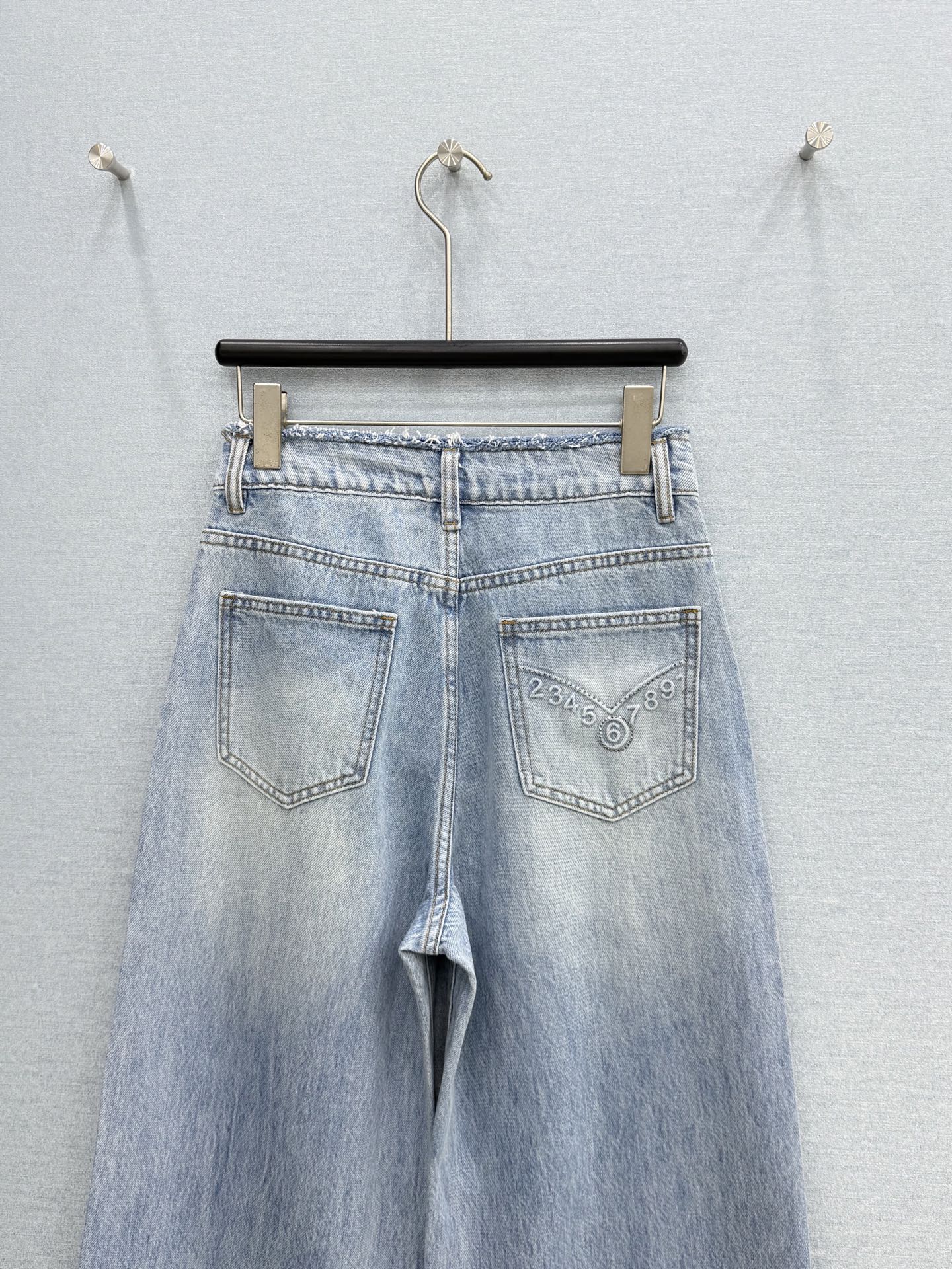 🛒𝐍𝐄𝐖 · 𝟐𝟎𝟐6/爆款现货【原单品质】MM6｜重工毛边直筒牛仔裤采用高端定制面料，牛仔穿起来非常舒