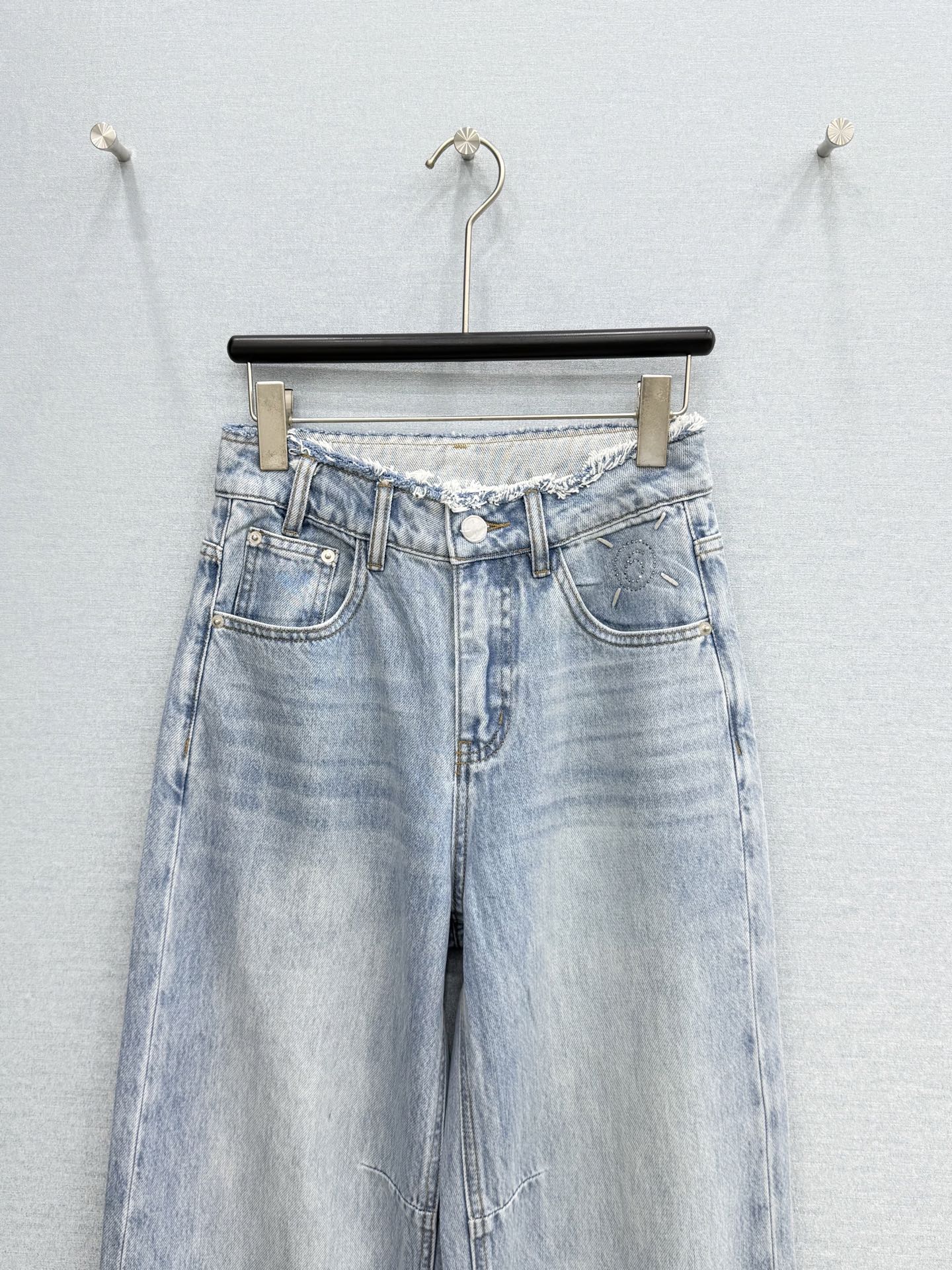 🛒𝐍𝐄𝐖 · 𝟐𝟎𝟐6/爆款现货【原单品质】MM6｜重工毛边直筒牛仔裤采用高端定制面料，牛仔穿起来非常舒