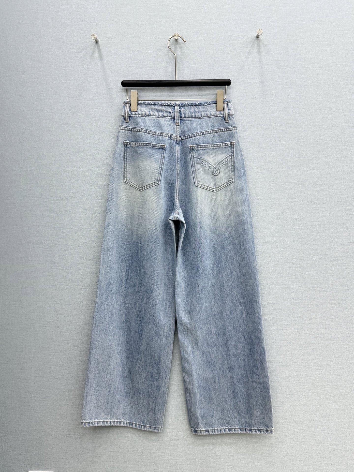 🛒𝐍𝐄𝐖 · 𝟐𝟎𝟐6/爆款现货【原单品质】MM6｜重工毛边直筒牛仔裤采用高端定制面料，牛仔穿起来非常舒