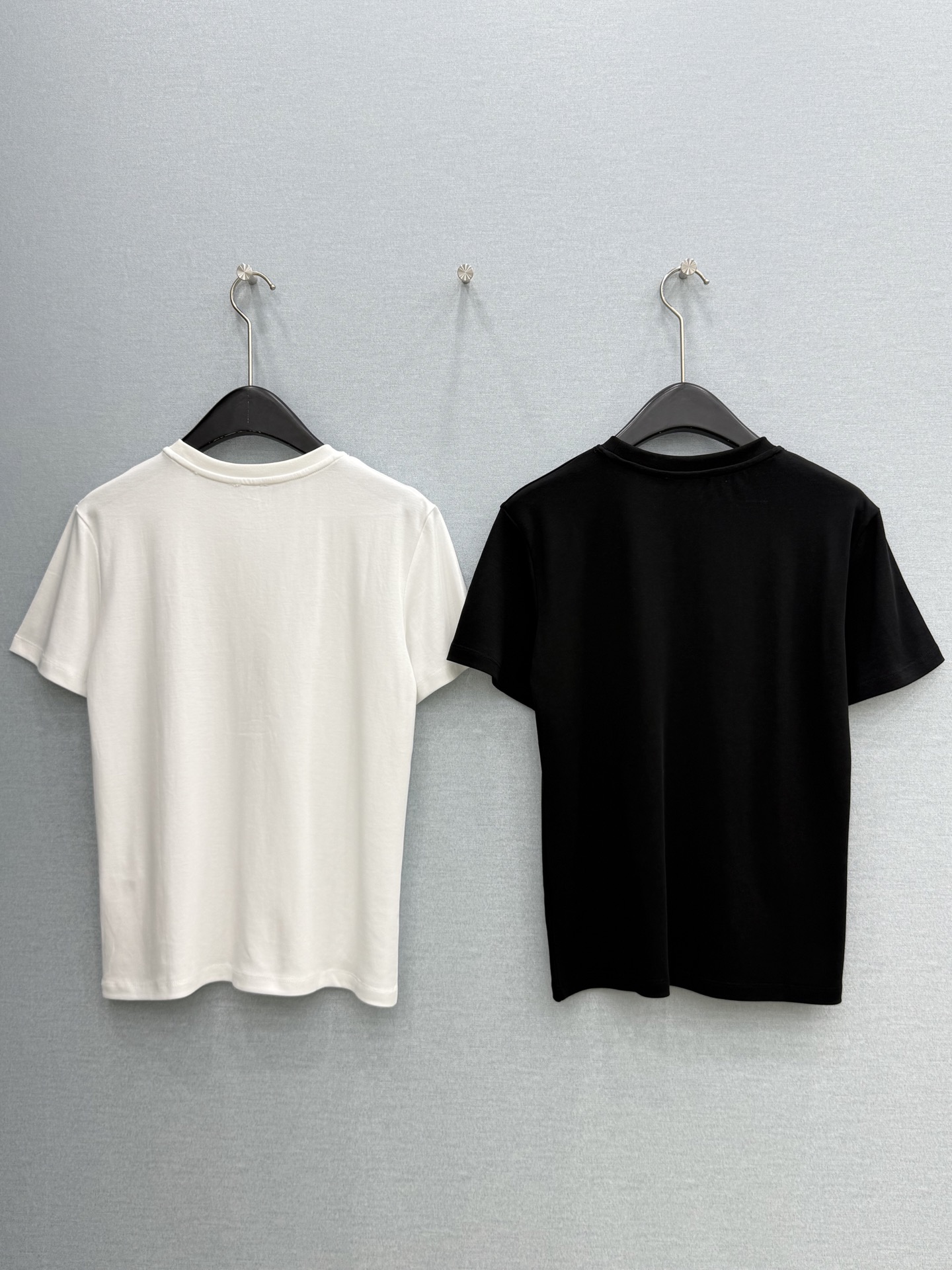 🛒𝐍𝐄𝐖 · 𝟐𝟎𝟐6/爆款现货【春夏上新】 Loe*｜2026新款订珠图文T恤高订面料，百搭版型  ，