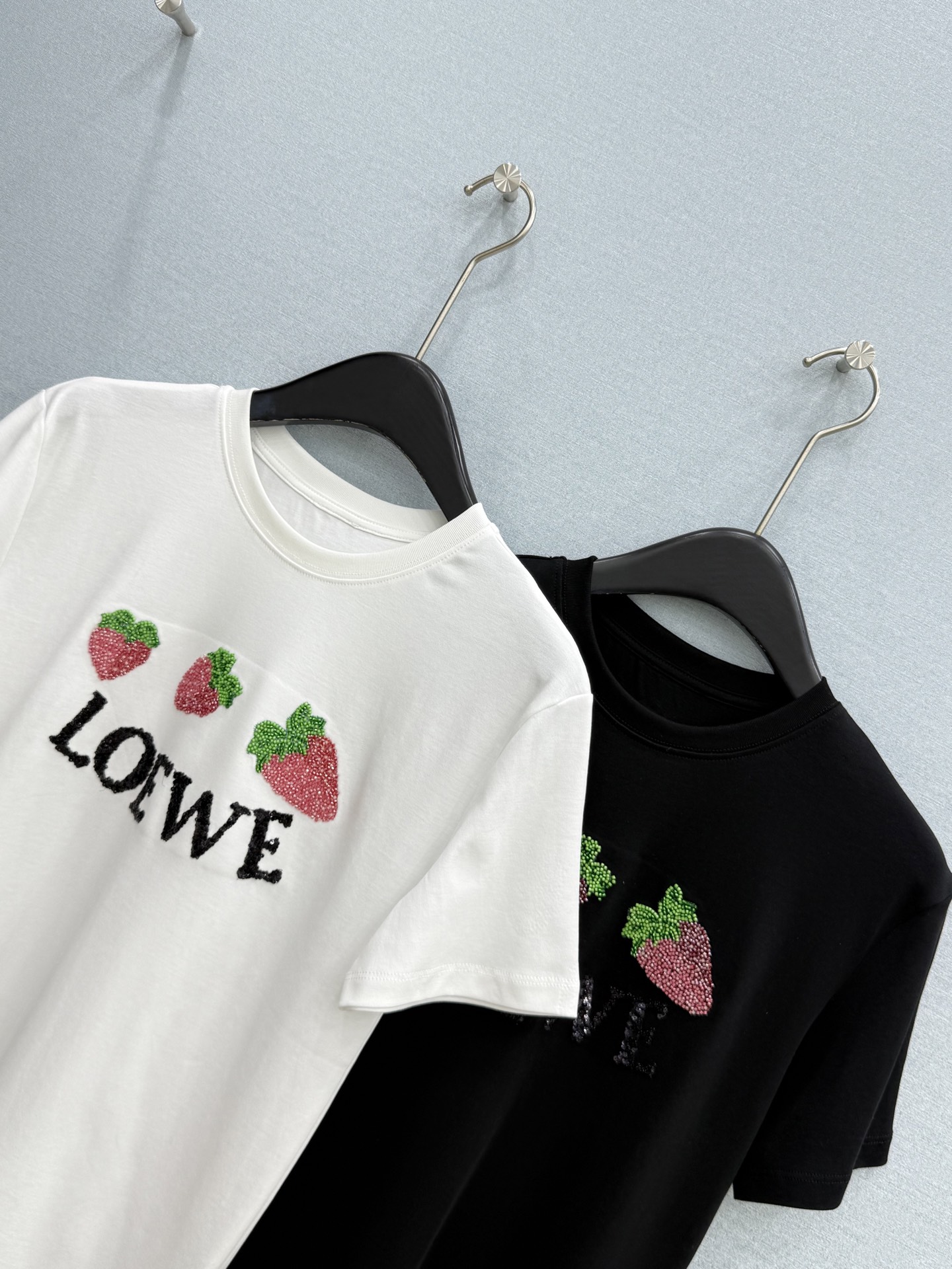 🛒𝐍𝐄𝐖 · 𝟐𝟎𝟐6/爆款现货【春夏上新】 Loe*｜2026新款订珠图文T恤高订面料，百搭版型  ，