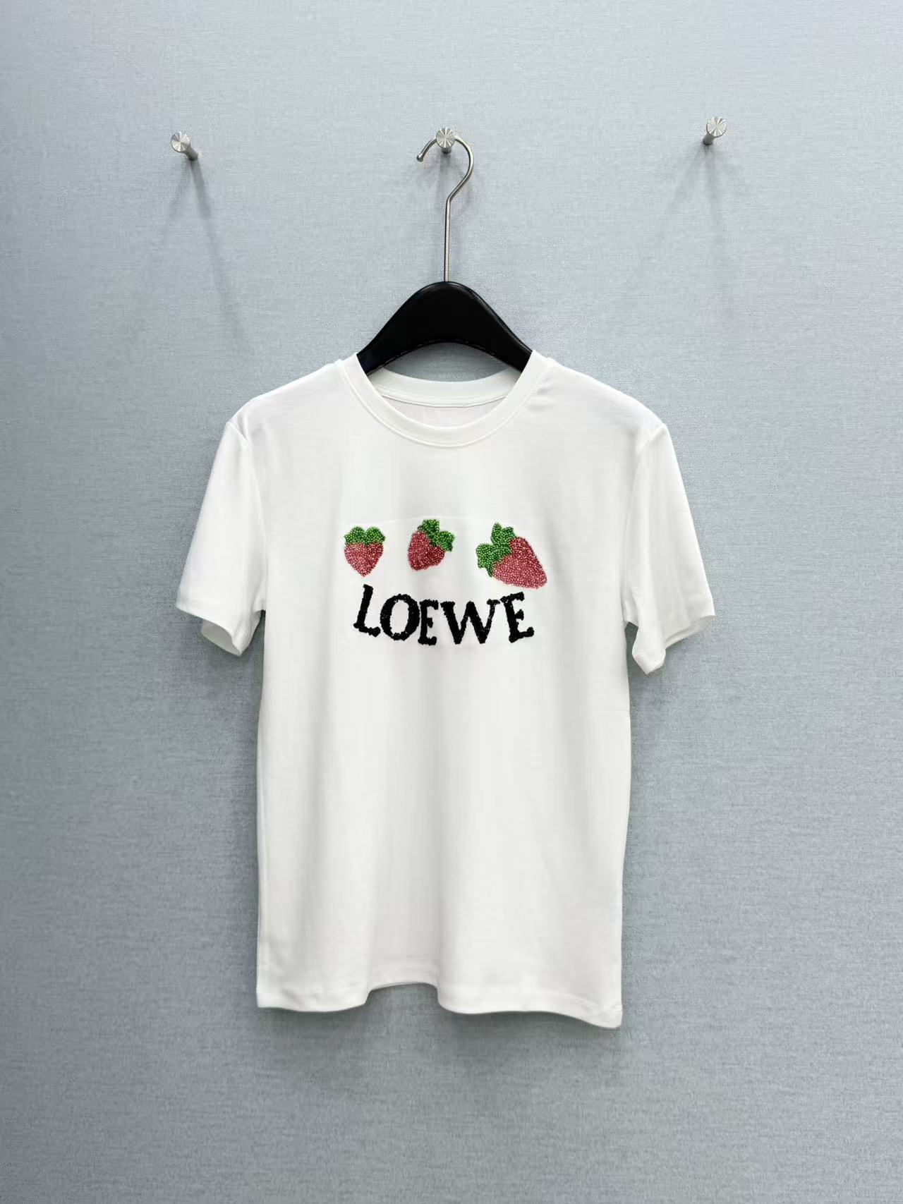 🛒𝐍𝐄𝐖 · 𝟐𝟎𝟐6/爆款现货【春夏上新】 Loe*｜2026新款订珠图文T恤高订面料，百搭版型  ，