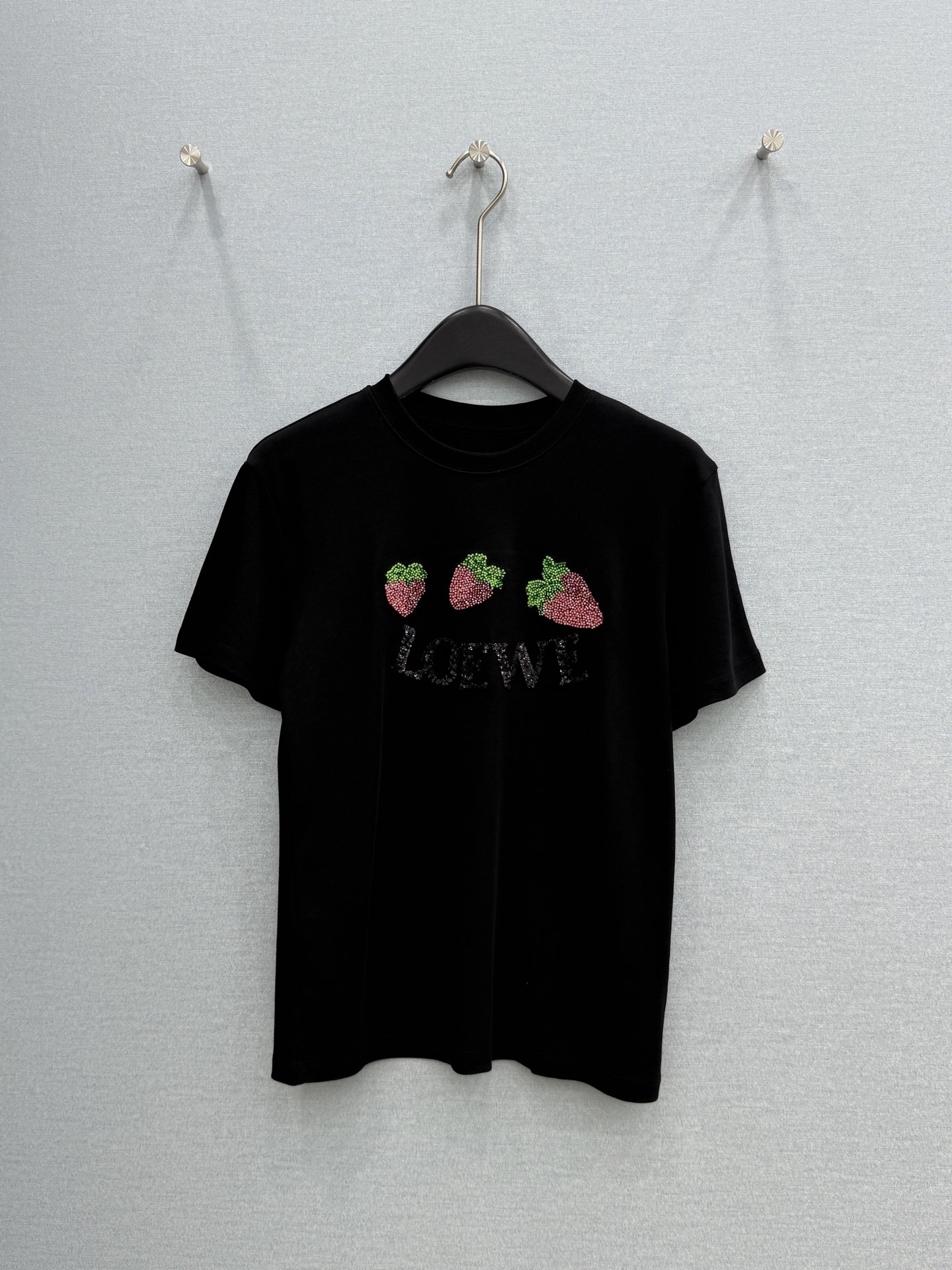 🛒𝐍𝐄𝐖 · 𝟐𝟎𝟐6/爆款现货【春夏上新】 Loe*｜2026新款订珠图文T恤高订面料，百搭版型  ，