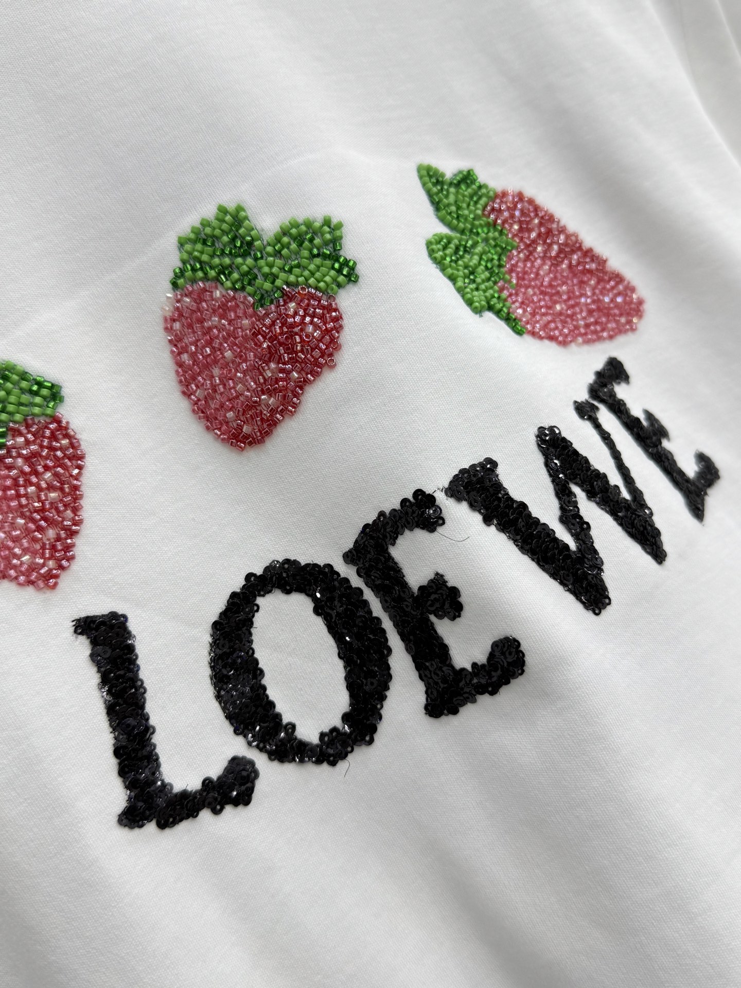 🛒𝐍𝐄𝐖 · 𝟐𝟎𝟐6/爆款现货【春夏上新】 Loe*｜2026新款订珠图文T恤高订面料，百搭版型  ，