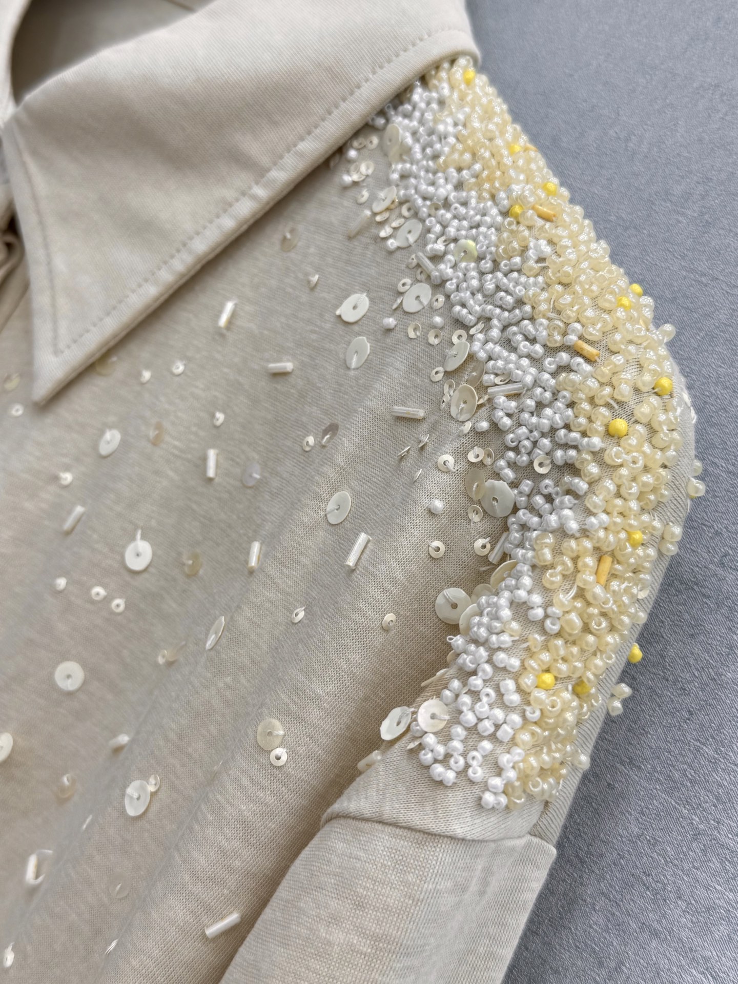 🛒𝐍𝐄𝐖 · 𝟐𝟎𝟐6/爆款现货【春夏上新】 设计师小众｜2026新款重工订珠翻领长袖T恤高订面料，百搭