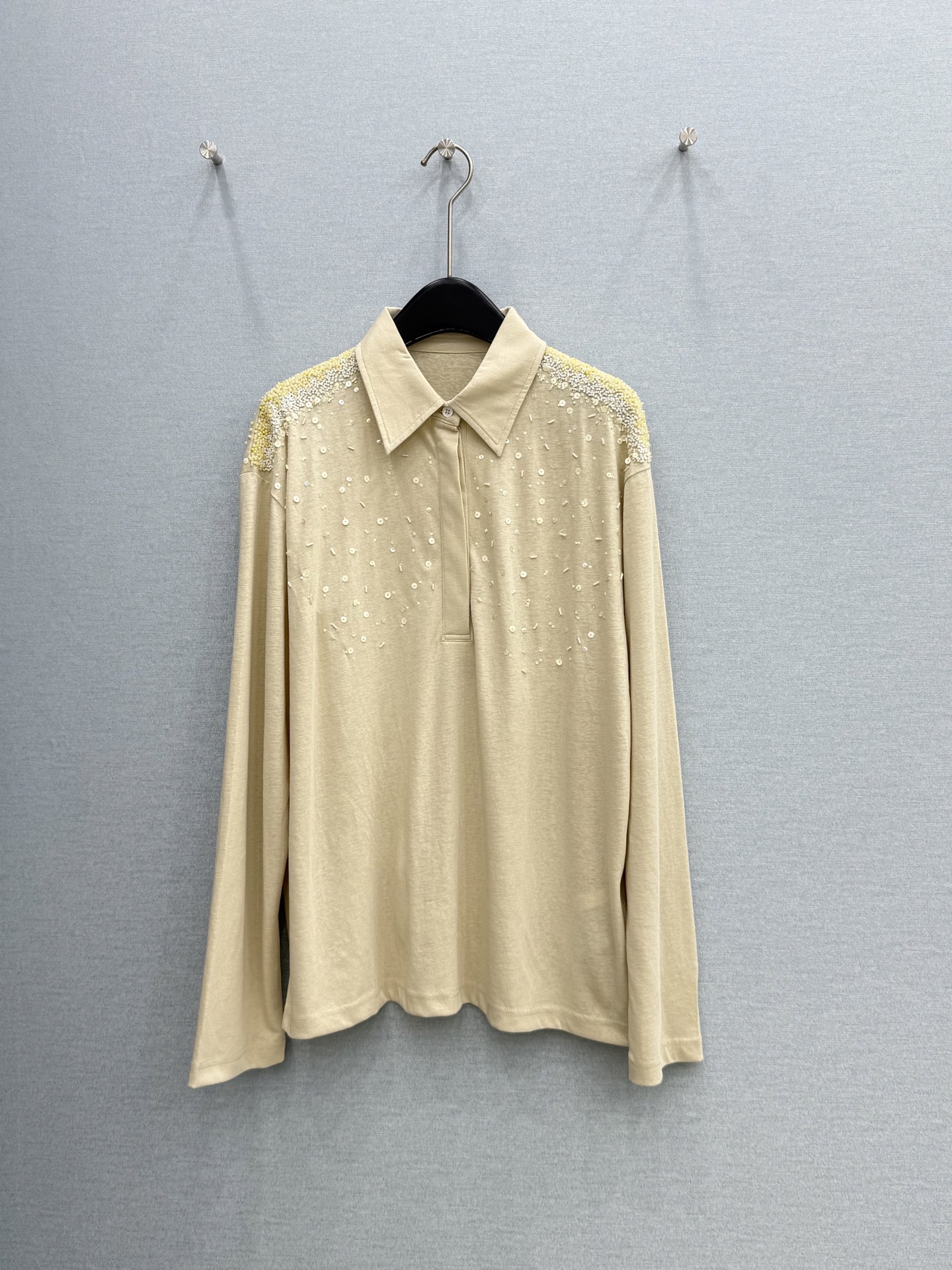 🛒𝐍𝐄𝐖 · 𝟐𝟎𝟐6/爆款现货【春夏上新】 设计师小众｜2026新款重工订珠翻领长袖T恤高订面料，百搭