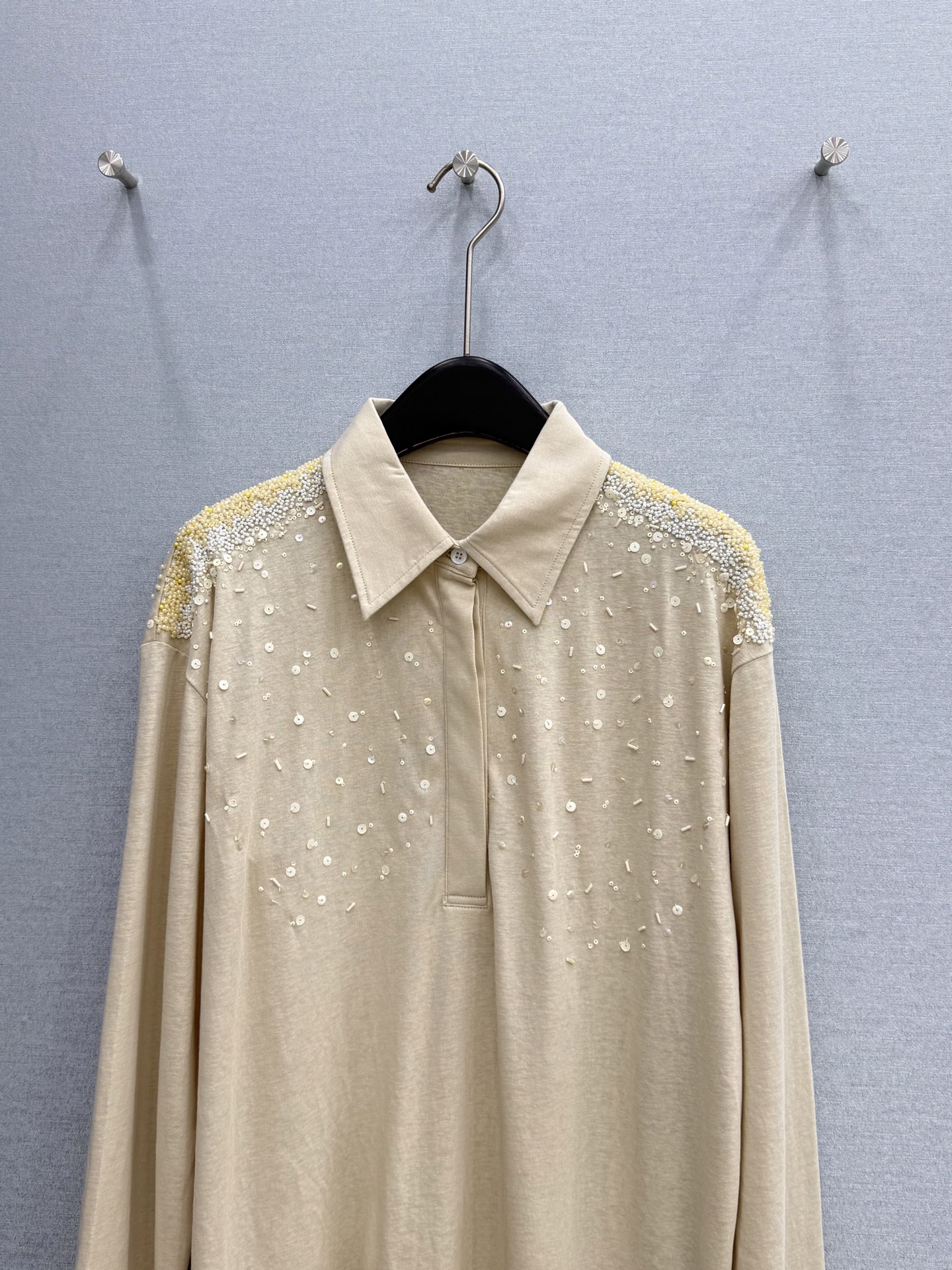 🛒𝐍𝐄𝐖 · 𝟐𝟎𝟐6/爆款现货【春夏上新】 设计师小众｜2026新款重工订珠翻领长袖T恤高订面料，百搭