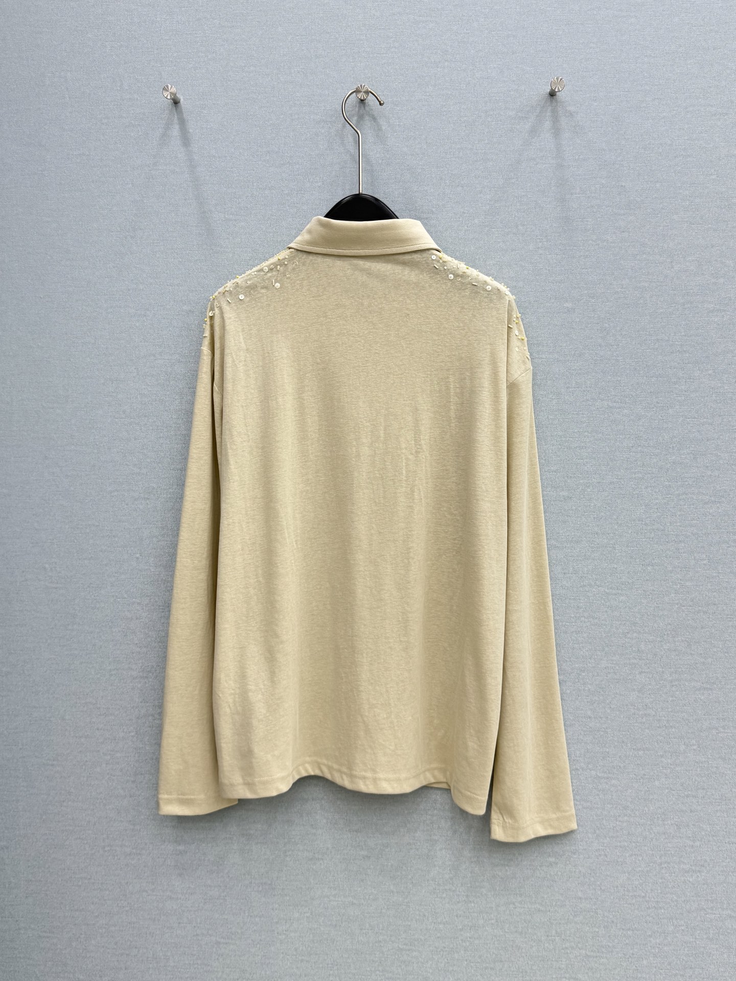 🛒𝐍𝐄𝐖 · 𝟐𝟎𝟐6/爆款现货【春夏上新】 设计师小众｜2026新款重工订珠翻领长袖T恤高订面料，百搭