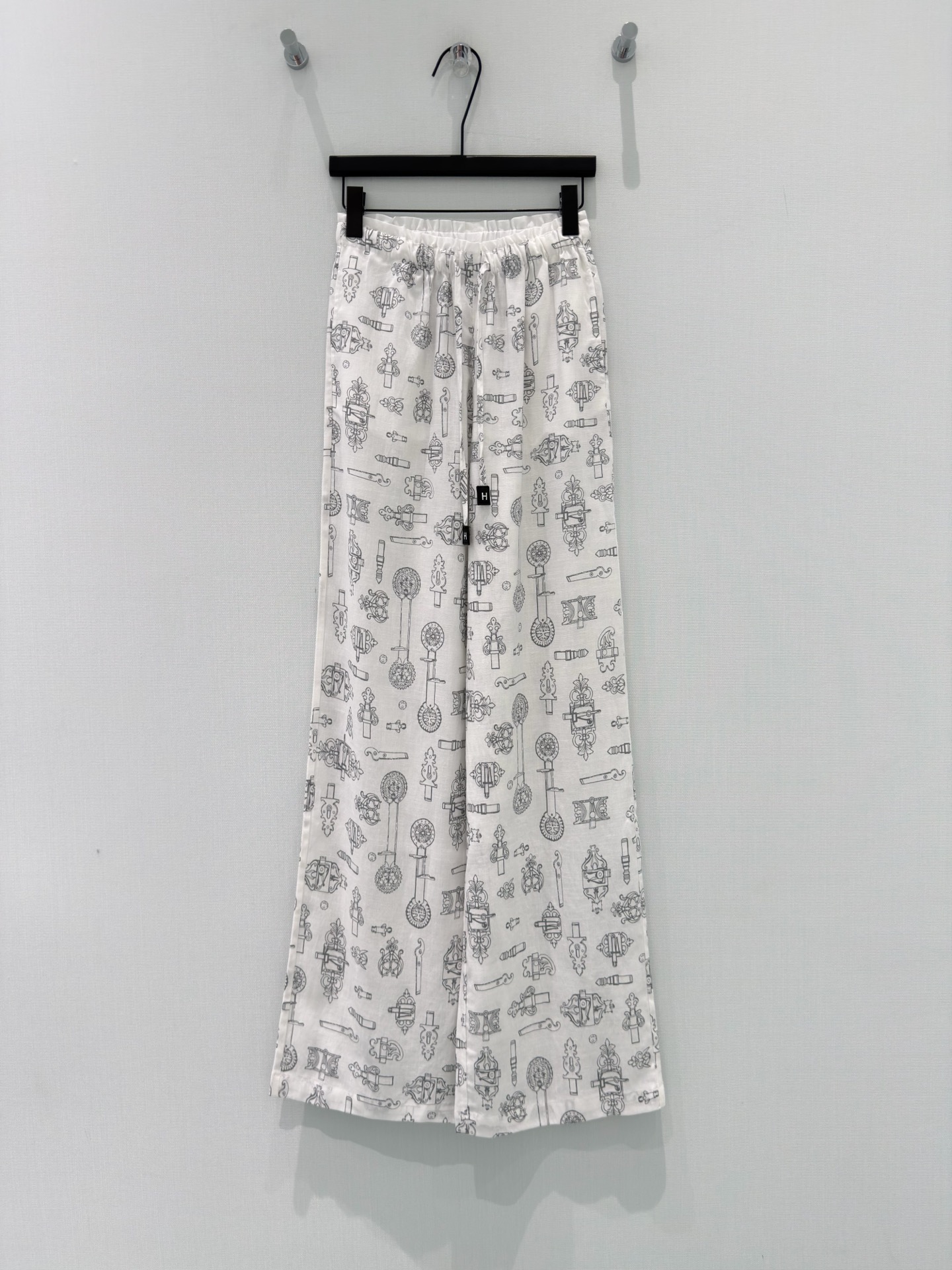 NO:837640,Original quality, niche*｜2026 new printed Tencel linen casual pants, regular design, classic graphics, high-end and delicate texture, minimalist regular tailoring, fashionable personality, highlighting pure desire, classic and versatile colors, foreign style, reducing age, available in all seasons, customized fabrics and accessories, look for the correct version, color SML,,19860909原单品质 小众*｜2026新品印花天丝亚麻休闲裤 常规设计 经典图文 高级肌理细腻 极简主义常规剪裁 个性时髦 彰显纯欲调性 经典百搭色系 洋气 千金减龄 四季都可 定制面辅料 认准版本 花色 SML,,,Women's clothing