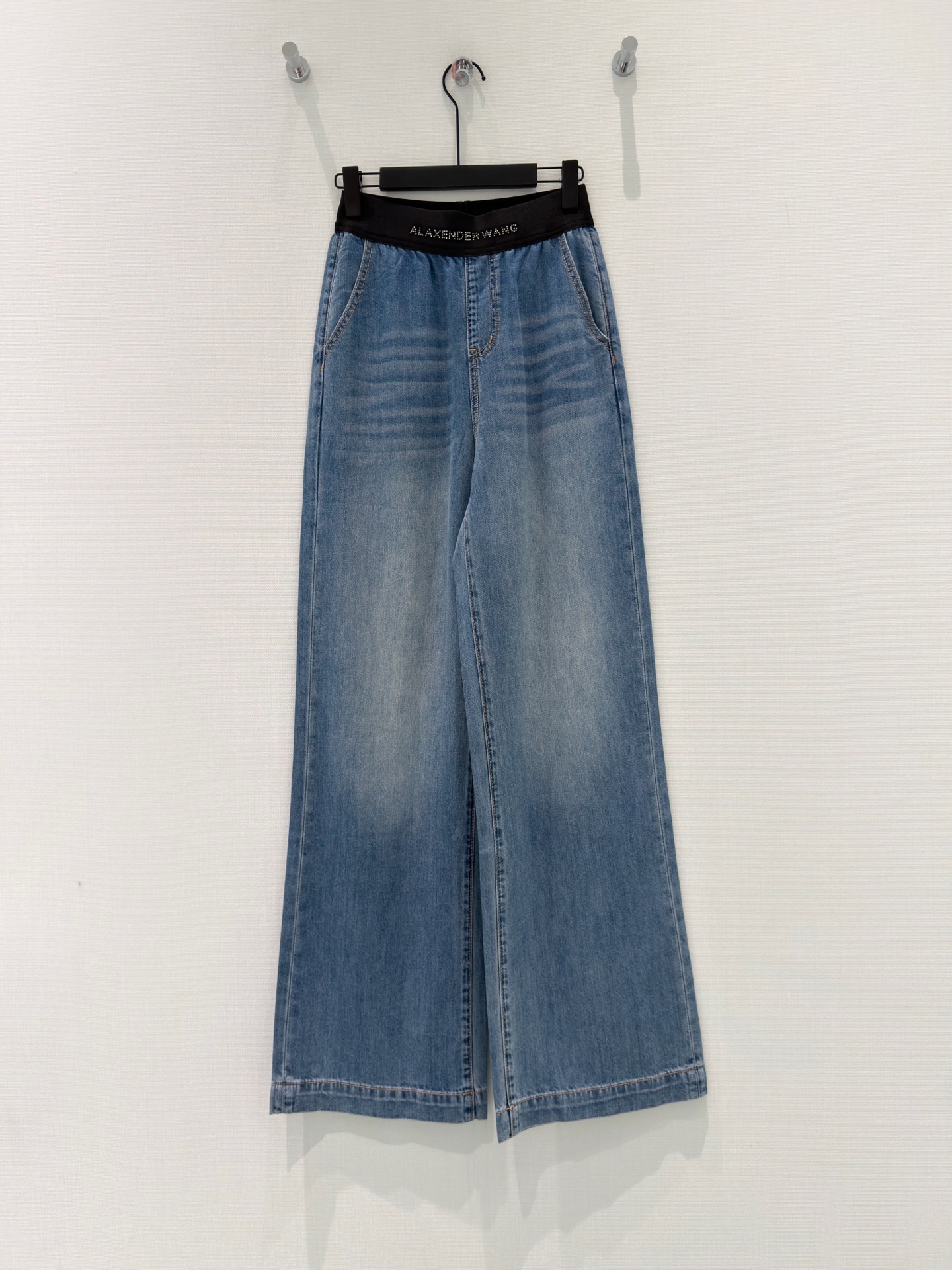 NO:837635,Designer Original*｜2026 Contrast Color Hot Diamond Ribbon Jeans Customized Lysol cotton denim material Crafted washed water treatment Presenting three-dimensional branding pattern Customized surface accessories Elegant and elegant Straight-leg trousers cut Bone lines complement each other Zipper pocket highlights the waist line Fashionable and eye-catching Daily commuting can be matched with any item Customized surface accessories Look for the correct version Blue SMLXL,,jeans,19860909设计师 原创*｜2026撞色烫钻织带牛仔裤 定制来赛尔棉牛仔材质 工艺洗水处理 呈现立体贴牌图案 定制面辅料 高雅显气质 直筒长裤剪裁 骨位线条呼应相得益彰 拉链口袋凸显腰部线条 时髦吸睛 日常通勤都 可搭配任何单品 定制面辅料 认准版本 蓝色 SMLXL,,jeans,,Women's clothing