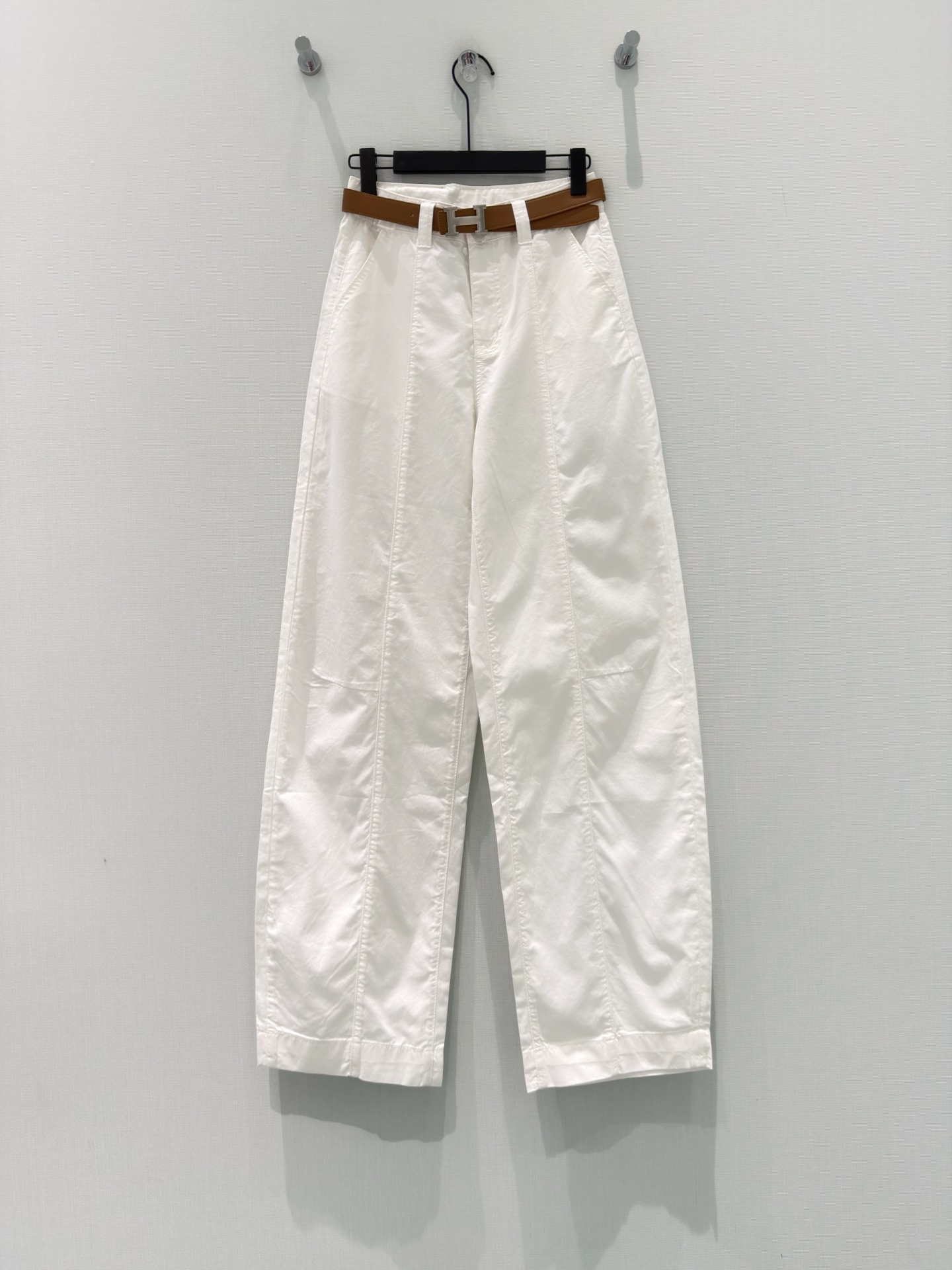 NO:837629,Original designer｜H belt micro sickle work-style jeans are made of high-end custom fabrics. The jeans are very comfortable to wear. The conventional design is very tolerant. The three-dimensional pendant decoration adds visual charm, and the texture of the pants will be very delicate. It is a very good fabric. Denim has good hygroscopicity and breathability. The cloth has a soft luster and a very smooth feel. It has become everyone's favorite choice. White｜Coffee SMLXL,,jeans,19860909原创 设计师｜H腰带微镰工装式牛仔裤 采用高端定制面料,牛仔穿起来非常舒适,常规设计,包容性好,立体吊坠装饰 增添视觉魅力,而且裤子的纹路会非常细腻,是非常好的面料 牛仔具有良好的吸湿性和透气性,布面光泽柔和,手感也非常细滑,成为众人最爱的选择 白色｜咖色 SMLXL,,jeans,,Women's clothing