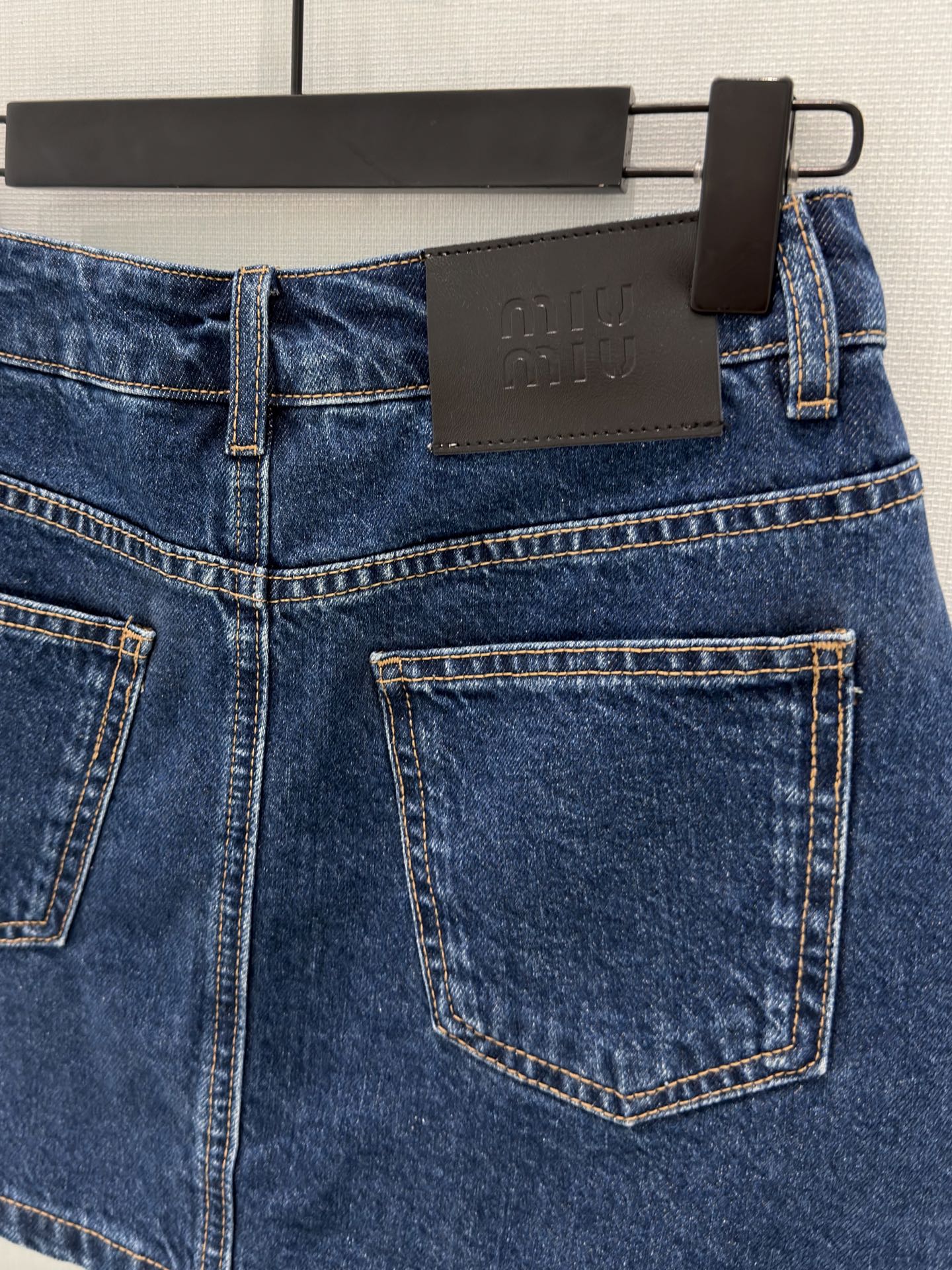 🛒𝐍𝐄𝐖 · 𝟐𝟎𝟐6/爆款现货原单品质 Miu Mi*｜26新款侧扣假两件设计裤裙色系搭配非常好看，瘦