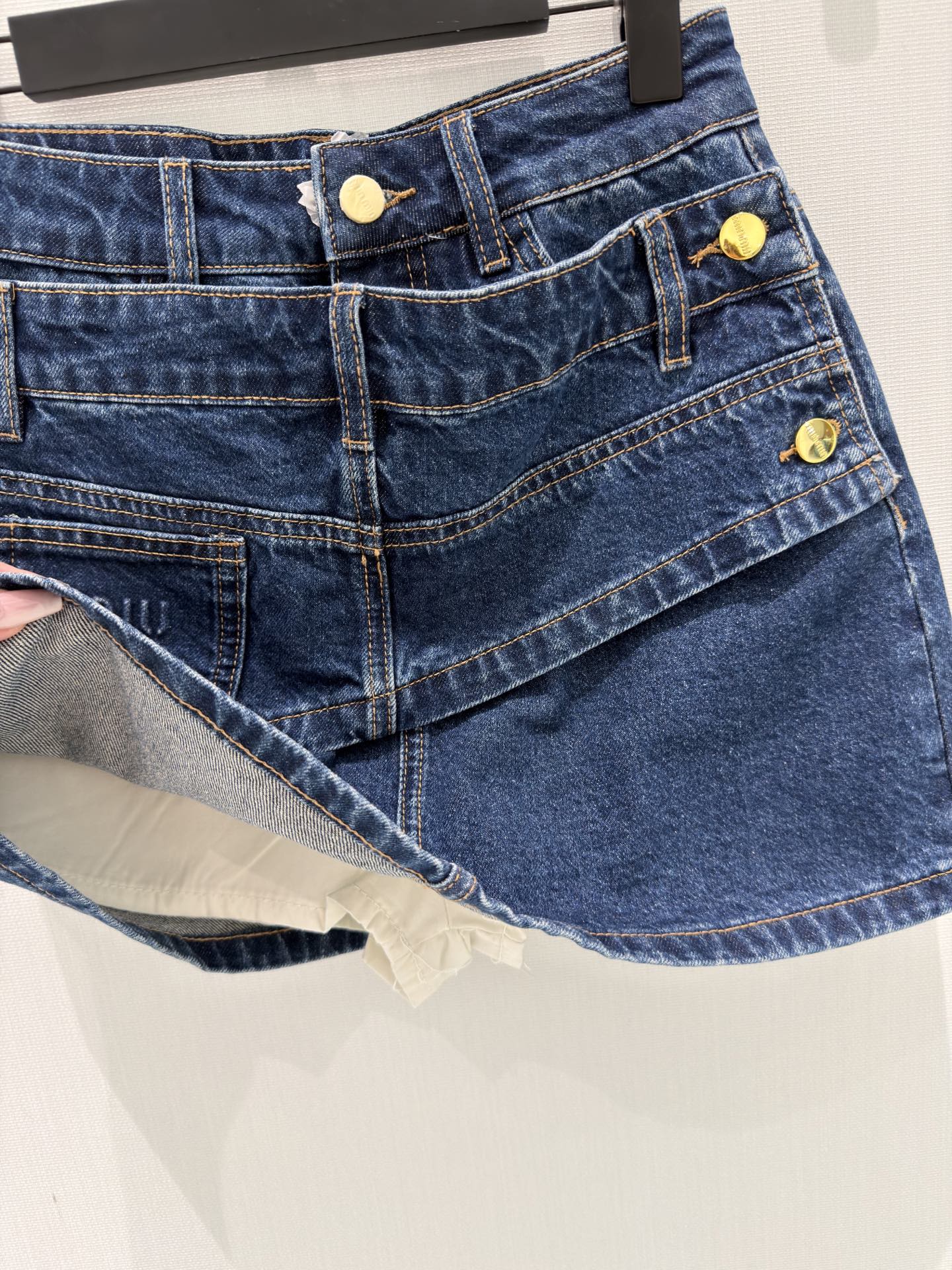 🛒𝐍𝐄𝐖 · 𝟐𝟎𝟐6/爆款现货原单品质 Miu Mi*｜26新款侧扣假两件设计裤裙色系搭配非常好看，瘦