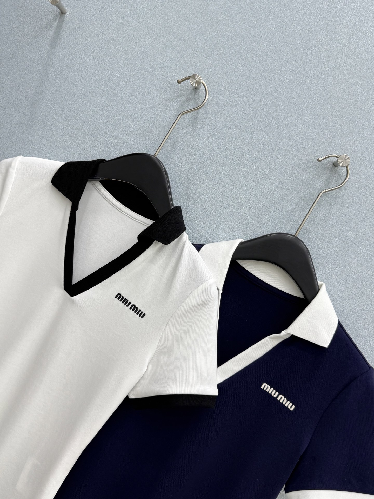 🛒𝐍𝐄𝐖 · 𝟐𝟎𝟐6/爆款现货原单品质  Miu*｜26新品翻领Polo短袖T恤精致小版型上身巨显瘦！