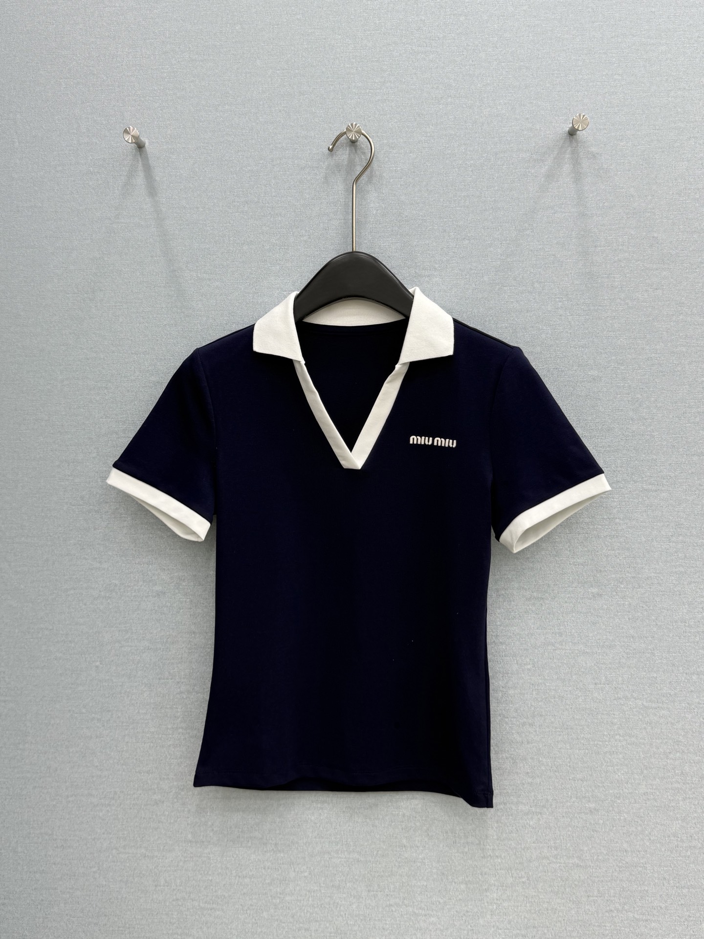 🛒𝐍𝐄𝐖 · 𝟐𝟎𝟐6/爆款现货原单品质  Miu*｜26新品翻领Polo短袖T恤精致小版型上身巨显瘦！