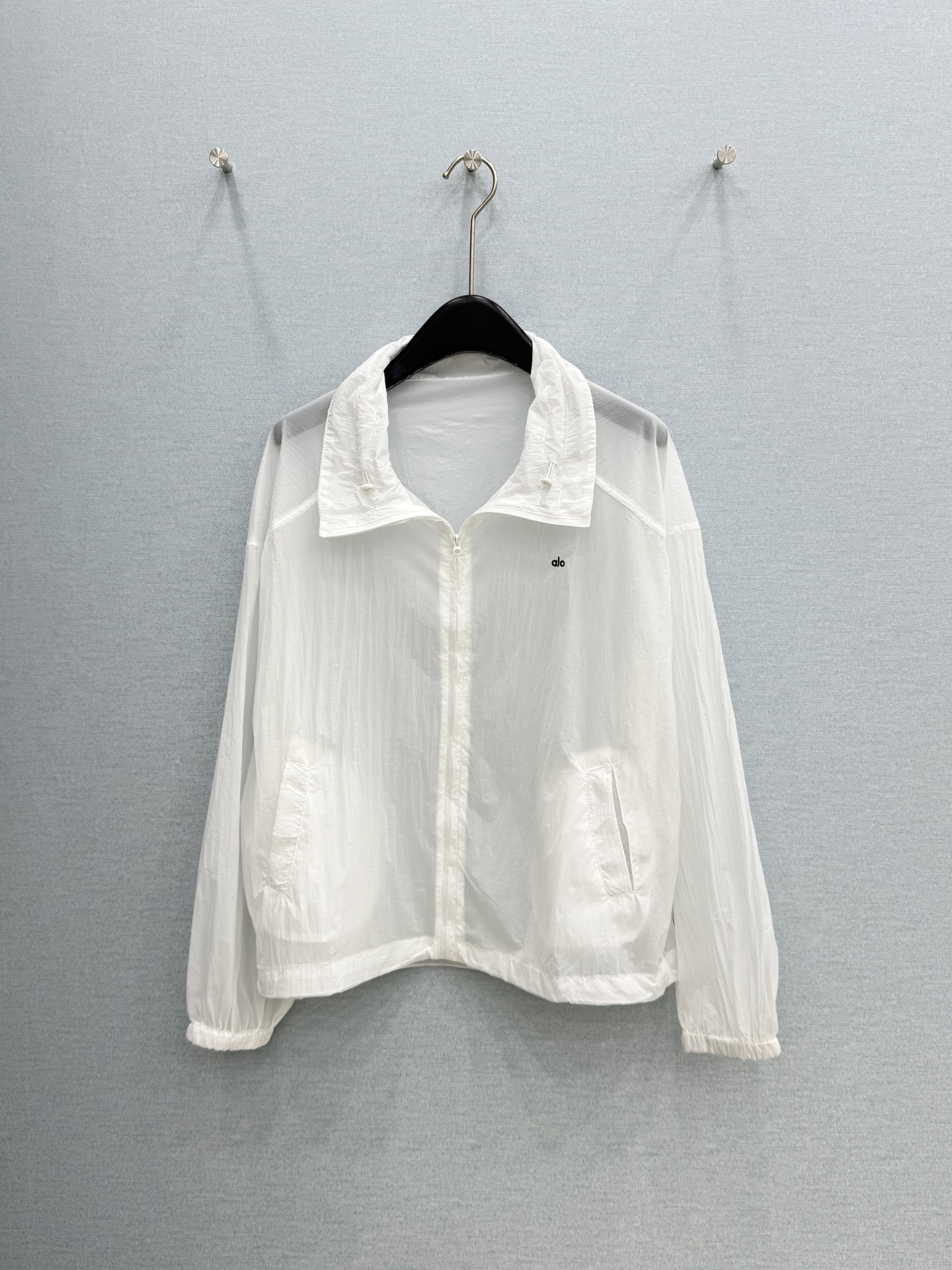 🛒𝐍𝐄𝐖 · 𝟐𝟎𝟐6/爆款现货【春夏上新】Alo｜抽绳堆堆领防晒外套 颜色百搭自然  定制版型尽显高级