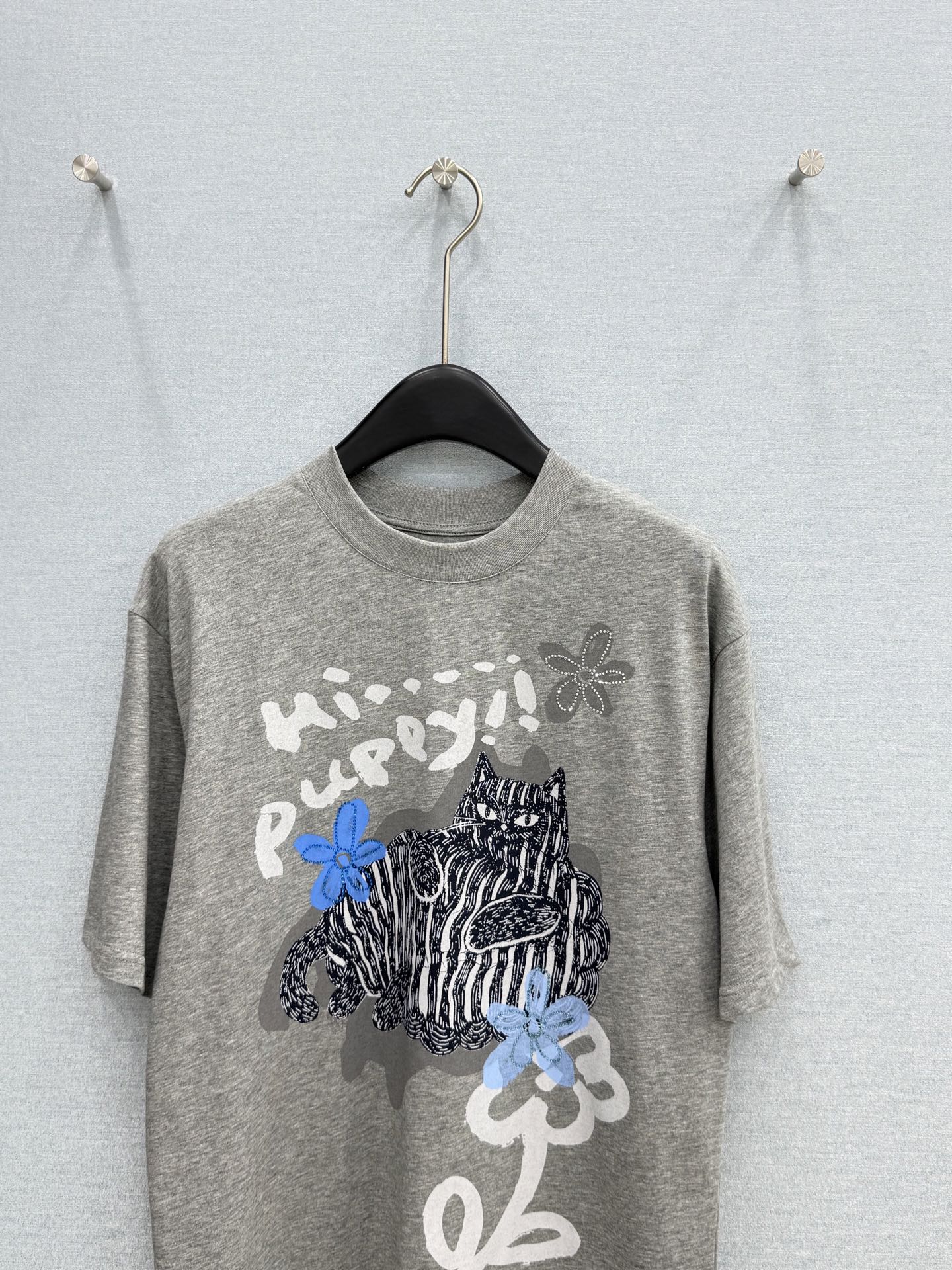 🛒𝐍𝐄𝐖 · 𝟐𝟎𝟐6/爆款现货【春夏上新】 设计师小众｜2026新款印花烫钻T恤高订面料，百搭版型  