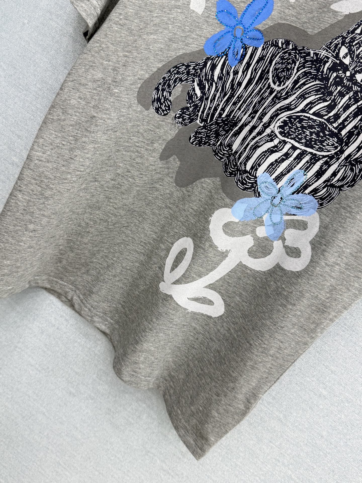 🛒𝐍𝐄𝐖 · 𝟐𝟎𝟐6/爆款现货【春夏上新】 设计师小众｜2026新款印花烫钻T恤高订面料，百搭版型  