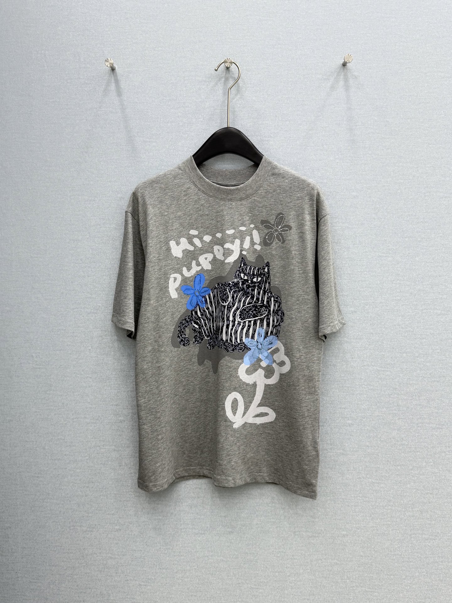 🛒𝐍𝐄𝐖 · 𝟐𝟎𝟐6/爆款现货【春夏上新】 设计师小众｜2026新款印花烫钻T恤高订面料，百搭版型  