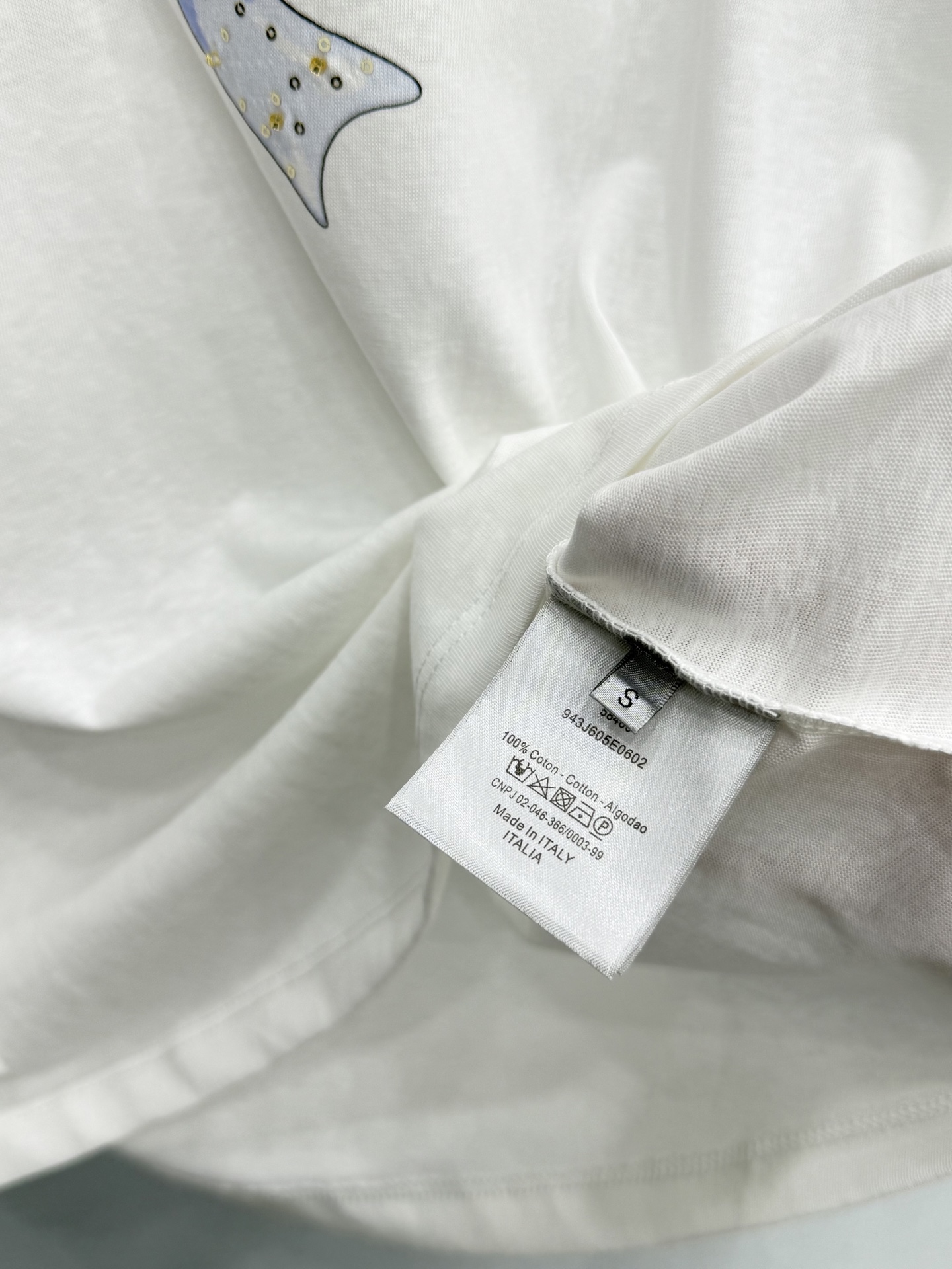 🛒𝐍𝐄𝐖 · 𝟐𝟎𝟐6/爆款现货【春夏上新】 Dio*｜2026新款印花珠片字母T恤高订面料，百搭版型 