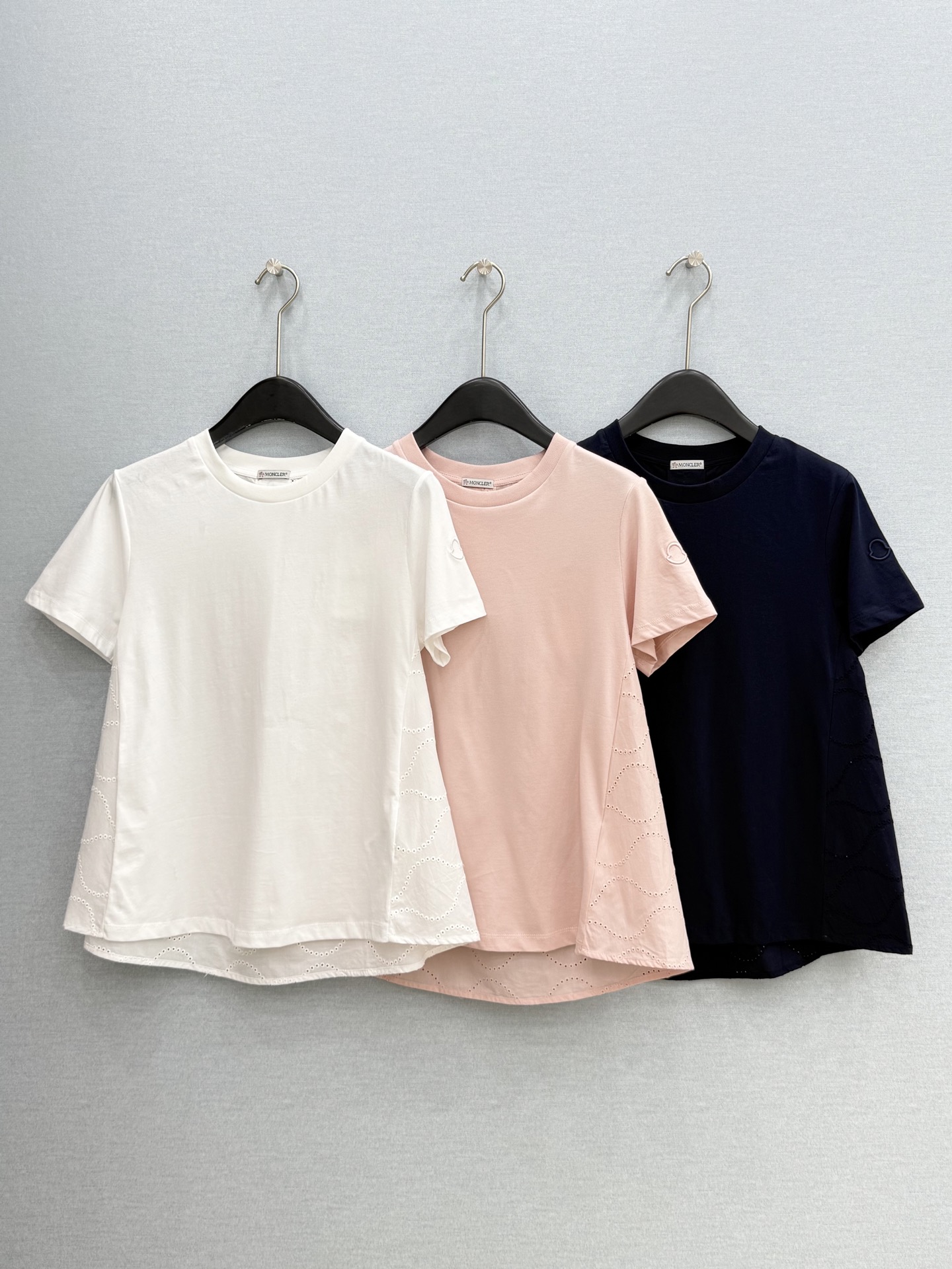 🛒𝐍𝐄𝐖 · 𝟐𝟎𝟐6/爆款现货【春夏上新】 Mon*｜2026新款镂空拼接棉质T恤高订面料，百搭A字版