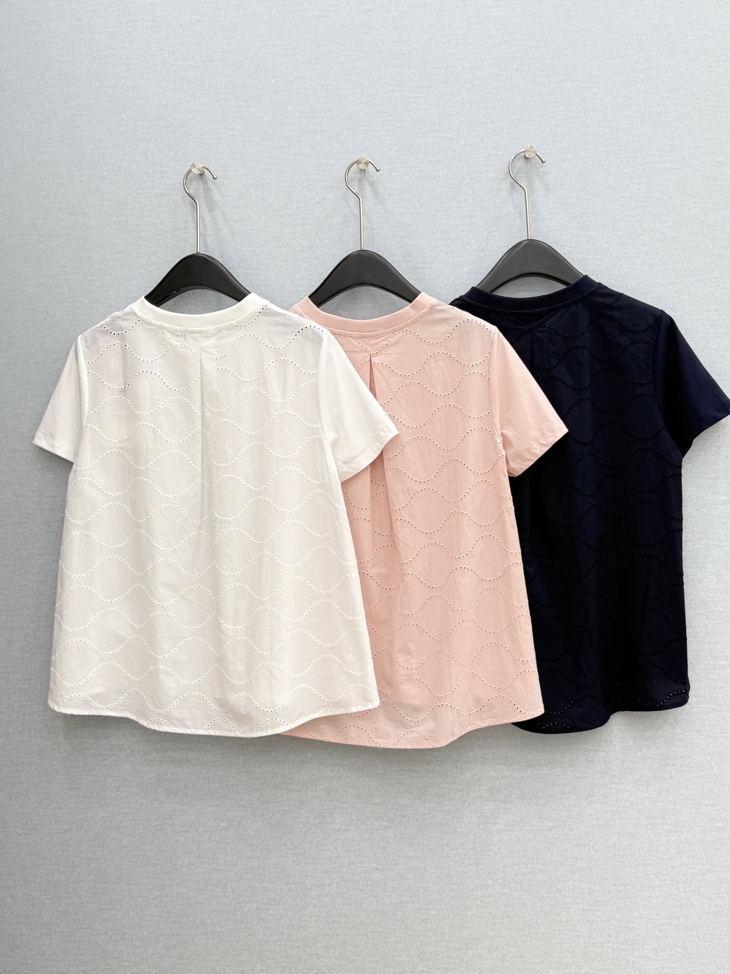 🛒𝐍𝐄𝐖 · 𝟐𝟎𝟐6/爆款现货【春夏上新】 Mon*｜2026新款镂空拼接棉质T恤高订面料，百搭A字版