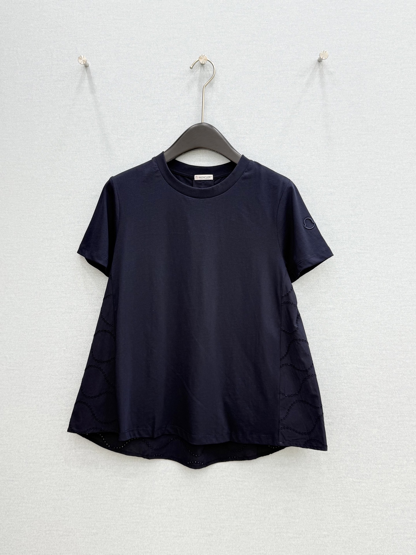 🛒𝐍𝐄𝐖 · 𝟐𝟎𝟐6/爆款现货【春夏上新】 Mon*｜2026新款镂空拼接棉质T恤高订面料，百搭A字版