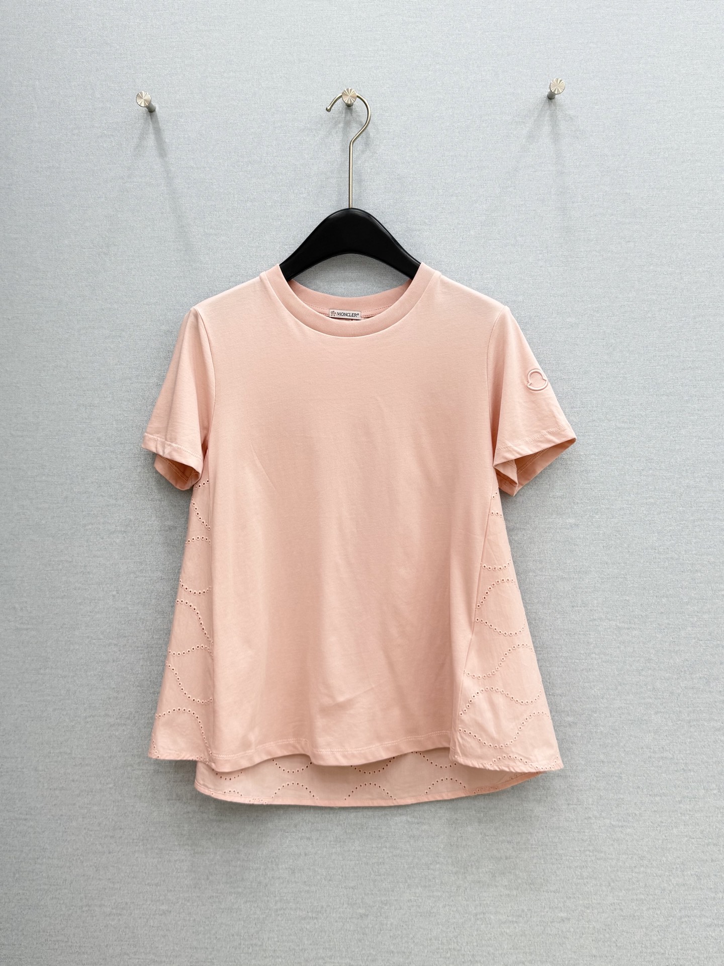🛒𝐍𝐄𝐖 · 𝟐𝟎𝟐6/爆款现货【春夏上新】 Mon*｜2026新款镂空拼接棉质T恤高订面料，百搭A字版
