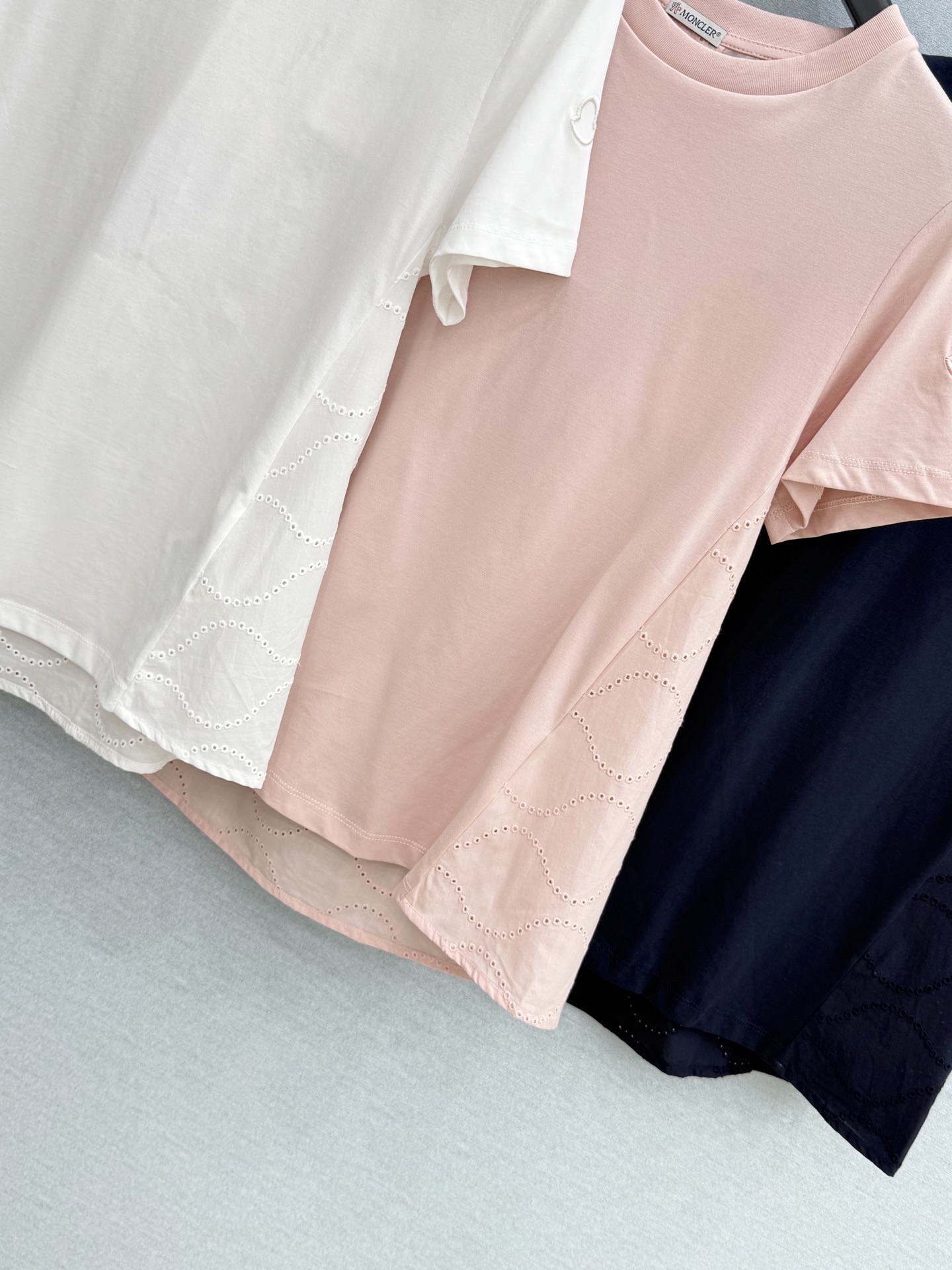 🛒𝐍𝐄𝐖 · 𝟐𝟎𝟐6/爆款现货【春夏上新】 Mon*｜2026新款镂空拼接棉质T恤高订面料，百搭A字版