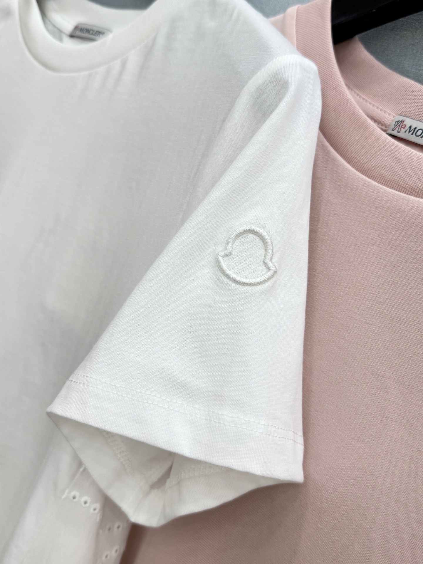 🛒𝐍𝐄𝐖 · 𝟐𝟎𝟐6/爆款现货【春夏上新】 Mon*｜2026新款镂空拼接棉质T恤高订面料，百搭A字版