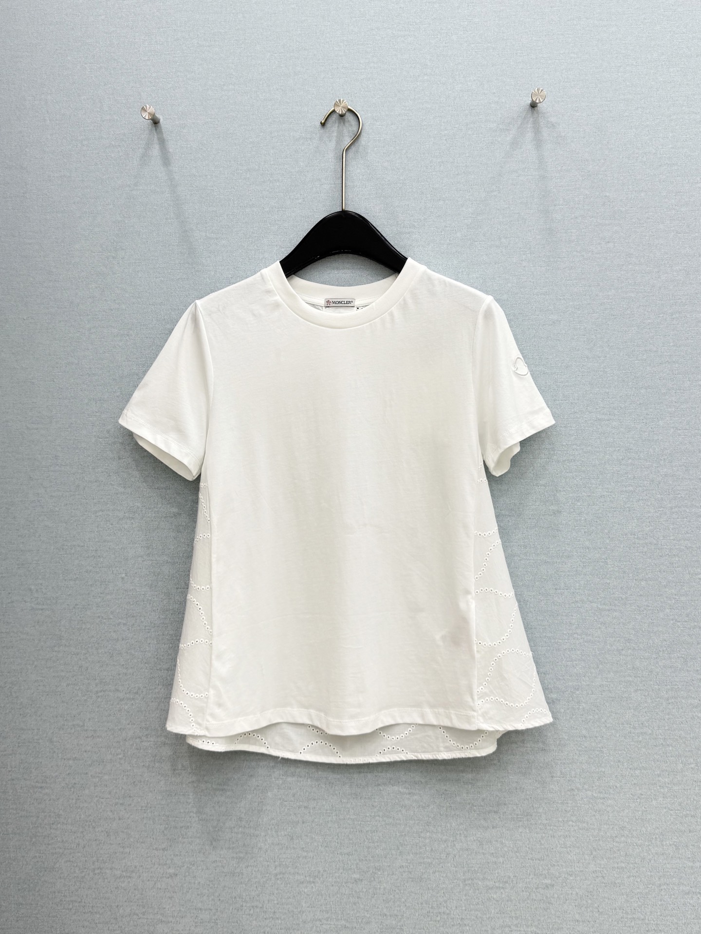 🛒𝐍𝐄𝐖 · 𝟐𝟎𝟐6/爆款现货【春夏上新】 Mon*｜2026新款镂空拼接棉质T恤高订面料，百搭A字版