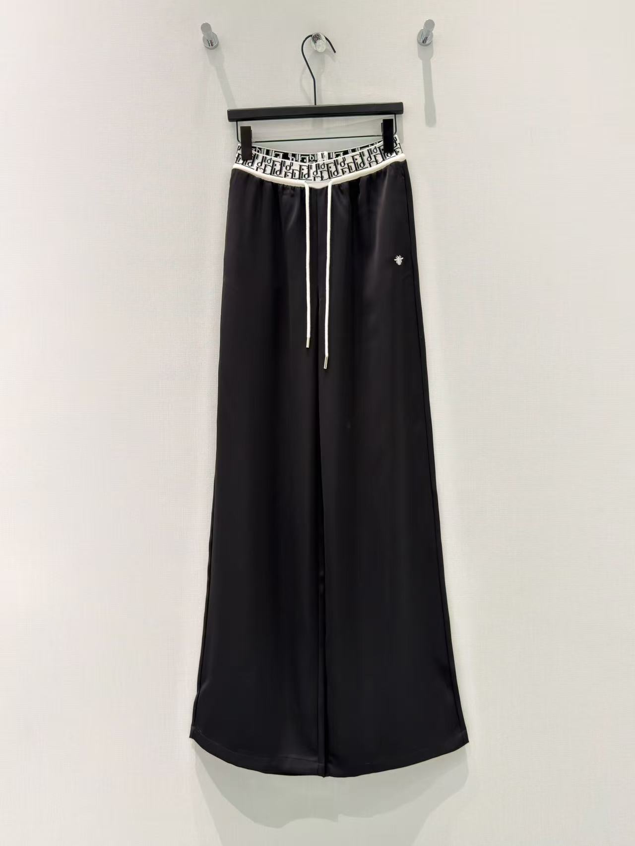 NO:822968,· 6/Hot items in stock. Original high-quality Dio*｜26 new style webbing spliced ​​drawstring casual pants. Versatile and high-end colors. The elastic waist is very tolerant. It shows a sense of high-end casualness. A visual feast. A must-have versatile item for all seasons. Imitation acetate fabric, great texture, full of lazy style. A must-have item for goddesses!  The version is versatile and not picky, the lines are elongated and the proportions are so beautiful that you don’t want to miss it!  The quality of workmanship depends on the details. Black｜White S M L /, Dior-clothing, dior, dior,19860909· 6/爆款现货 原单高品质 Dio*｜26新款织带拼接抽绳休闲裤 颜色百搭高级 松紧腰包容性好 尽显高级随意感 视觉盛宴 四季必入的百搭单品 仿醋酸面料,质感巨好,慵懒范儿十足 女神必入神器！ 版型百搭不挑人 拉长线条比例 上身美的不要不要的！ 做工品质看细节 黑色｜白色 S M L /,迪奥-服装,dior,dior,,Women's clothing