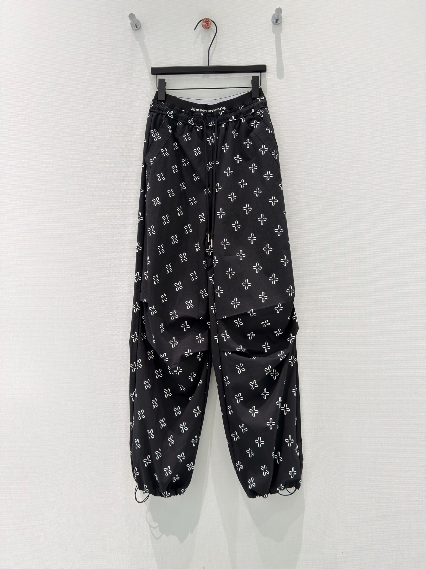 NO:838288,[New for spring and summer] Designer original | Drawstring work style printed casual pants. Versatile and high-end colors. Customized version gives a high-end casual feel. A visual feast. A must-have versatile item for all seasons. Customized fabrics, great texture, full of lazy style. A must-have item for goddesses!  The version is versatile and not picky, the lines are elongated and the proportions are so beautiful that you don’t want to miss it!  The quality of workmanship depends on the details. Black SML,,19860909【春夏上新】设计师原创｜抽绳工装式印花休闲裤 颜色百搭高级 定制版型尽显高级随意感 视觉盛宴 四季必入的百搭单品 订制面料,质感巨好,慵懒范儿十足 女神必入神器！ 版型百搭不挑人 拉长线条比例 上身美的不要不要的！ 做工品质看细节 黑色 SML,,,Women's clothing