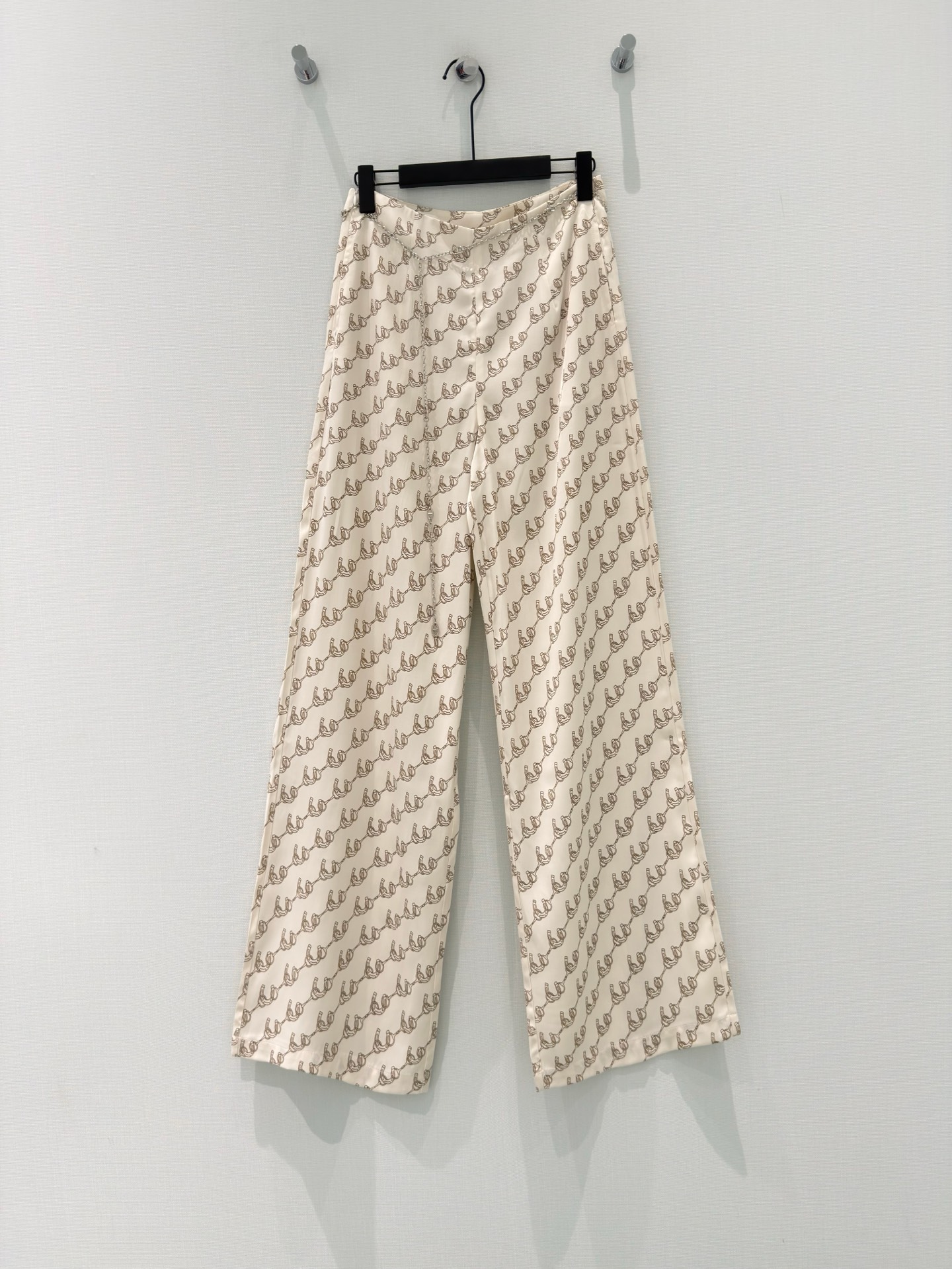 NO:838284,Original order quality, niche*｜2026 new printed casual pants, regular design, classic graphics, high-end and delicate texture, minimalist regular tailoring, fashionable personality, highlighting pure desire, classic and versatile color system, foreign style, reducing age, available in all seasons, customized fabrics and accessories, look for the correct version, apricot SML,,19860909原单品质 小众*｜2026新品印花休闲裤 常规设计 经典图文 高级肌理细腻 极简主义常规剪裁 个性时髦 彰显纯欲调性 经典百搭色系 洋气 千金减龄 四季都可 定制面辅料 认准版本 杏色 SML,,,Women's clothing