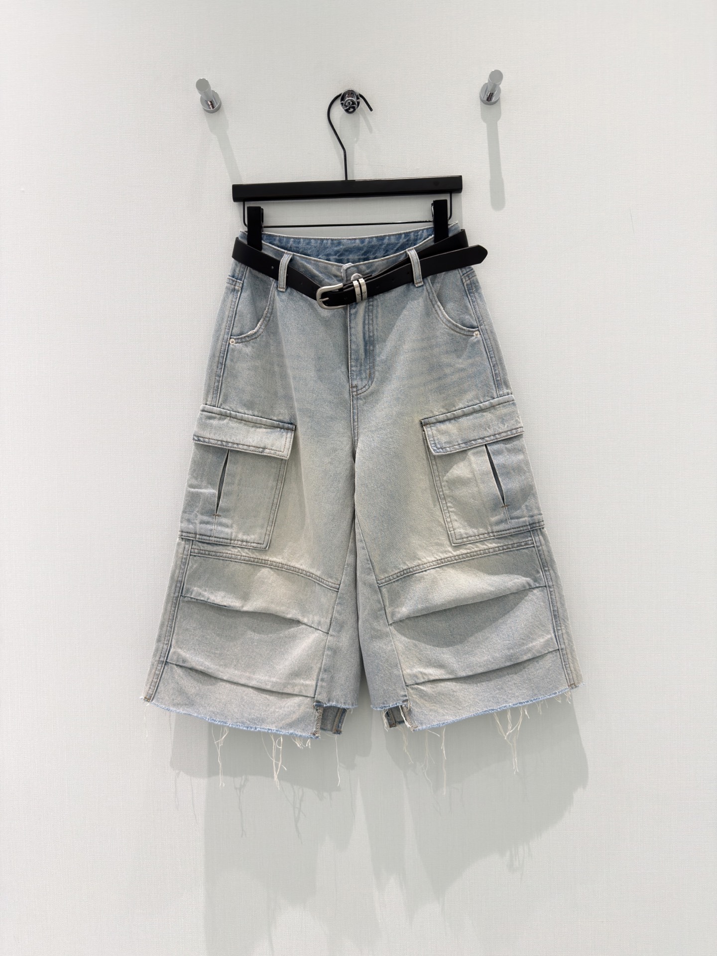 NO:838276,Original Designer｜Workwear double-pocket denim midi pants. A piece that you can wear with your eyes closed. It looks great with any combination. Custom-made fabrics and accessories. Classic washing process. The color is very high-end. It makes you look taller and slimmer. It is easy to wear. I love it for fashionistas. It has a great upper body effect. It is the king of all-round matching. It can be matched with any way. It looks great with the same series of shirts. Blue SMLXL, shirts,19860909设计师 原创｜工装双口袋牛仔中裤 闭眼入的单品 随便一搭都气质感爆棚 订制面辅料 经典洗水工艺 色调很高级 显高显瘦巨好穿,时髦精的大爱,上身效果超赞,万能搭配王 怎么搭配都 配同系列衬衫巨好看 蓝色 SMLXL,,shirts,,Women's clothing