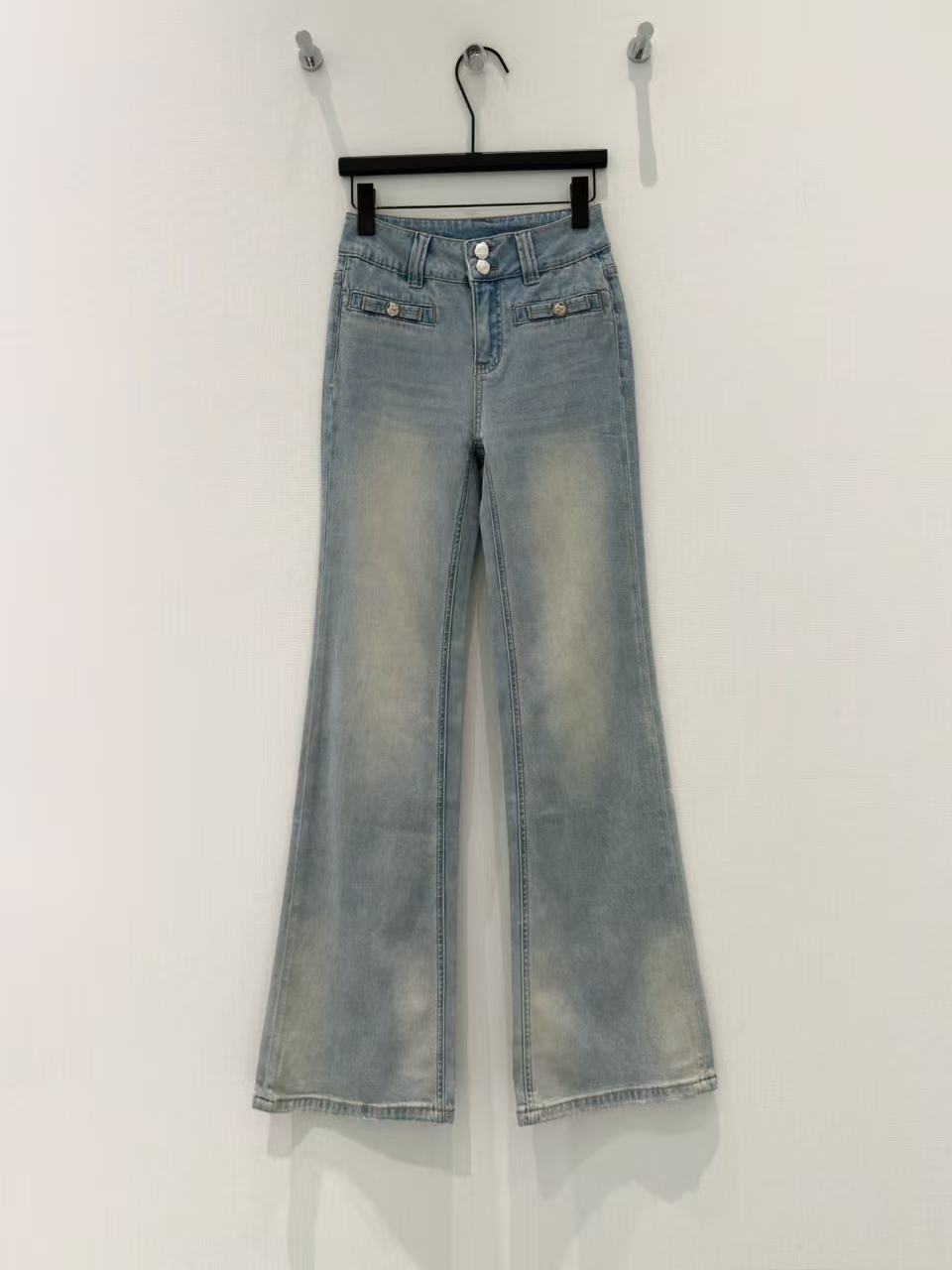 NO:838272,[Early Spring New Style] Original｜Gradient color bootcut jeans are made of high-end custom fabrics. Denim is very comfortable to wear. It has a conventional design and is tolerant. The texture of the pants will be very delicate. It is a very good fabric. Denim has good moisture absorption and breathability. The cloth has a soft luster and a very smooth feel. It has become everyone's favorite choice. Blue SMLXL,,jeans,19860909【早春新款】原创｜渐变色微喇牛仔裤 采用高端定制面料,牛仔穿起来非常舒适,常规设计,包容性好,裤子的纹路会非常细腻,是非常好的面料 牛仔具有良好的吸湿性和透气性,布面光泽柔和,手感也非常细滑,成为众人最爱的选择 蓝色 SMLXL,,jeans,,Women's clothing