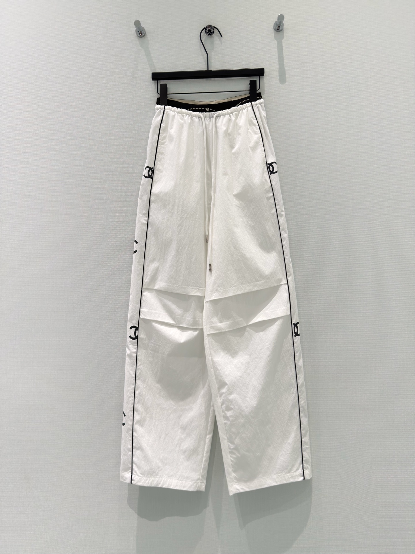 NO:838267,[New for spring and summer] Designer original | Xiaoxiang style drawstring work style printed casual pants. Versatile and high-end colors. Customized version shows high-end casualness. A visual feast. A must-have versatile item for all seasons. Customized fabrics, great texture, full of lazy style. A must-have item for goddesses!  The version is versatile and not picky, the lines are elongated and the proportions are so beautiful that you don’t want to miss it!  The quality of workmanship depends on the details. White｜Blue SML,,19860909【春夏上新】设计师原创｜小香风抽绳工装式印花休闲裤 颜色百搭高级 定制版型尽显高级随意感 视觉盛宴 四季必入的百搭单品 订制面料,质感巨好,慵懒范儿十足 女神必入神器！ 版型百搭不挑人 拉长线条比例 上身美的不要不要的！ 做工品质看细节 白色｜蓝色 SML,,,Women's clothing