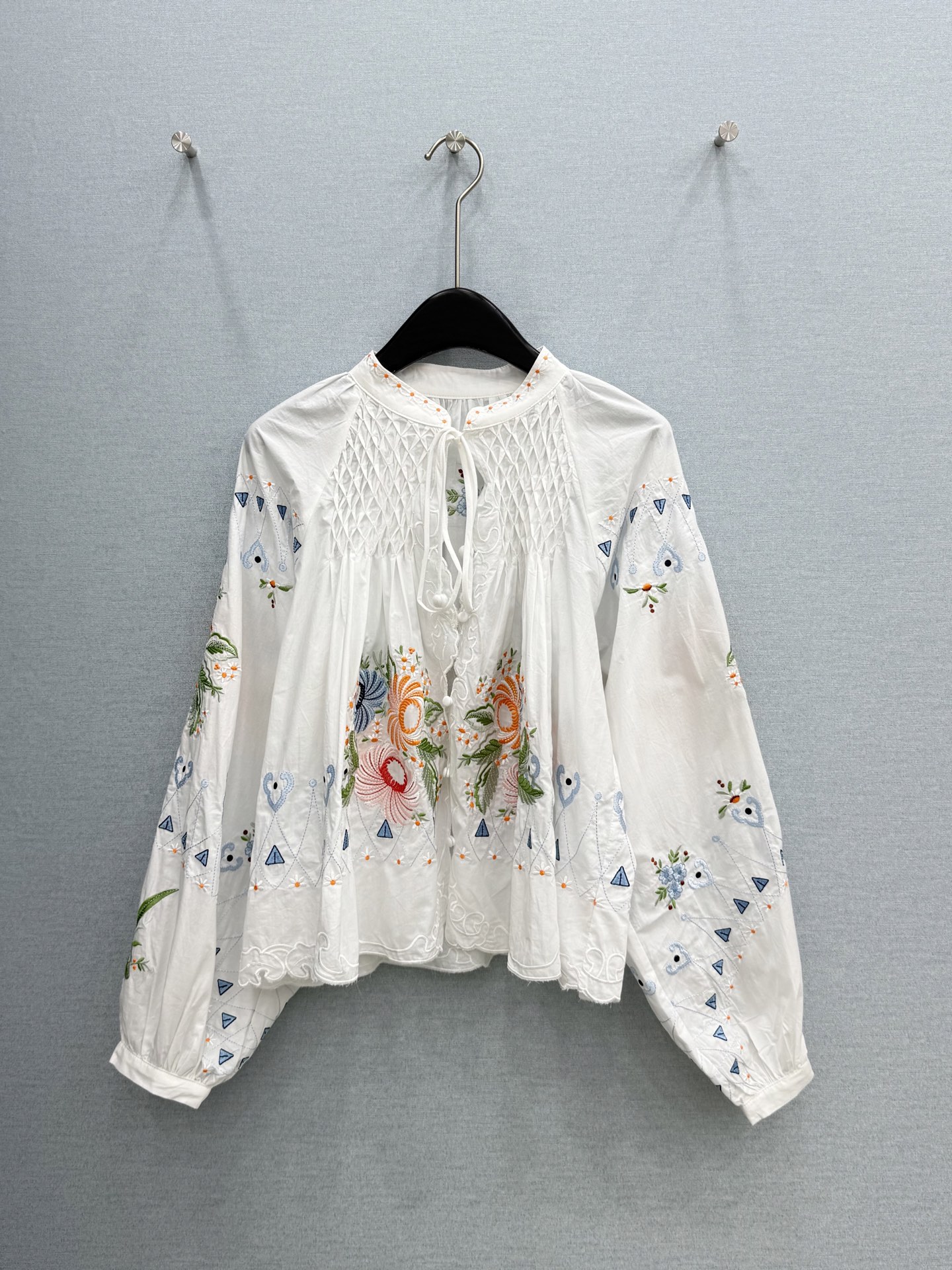 NO:823002,· 6/Hot items in stock Original order quality Niche*｜2026 new lace-up embroidered shirt Exquisite version, high-end and delicate texture Minimalist regular tailoring Fashionable personality Shows pure desire Classic and versatile color system Western style Thousands of dollars to reduce age Can be used in all seasons Customized surface accessories Check the version Series models White | Red S M L /C, women's clothing, shirts,19860909· 6/爆款现货 原单品质 小众*｜2026新品系带刺绣衬衫 精致版型,高级肌理细腻 极简主义常规剪裁 个性时髦 彰显纯欲调性 经典百搭色系 洋气 千金减龄 四季都可 定制面辅料 认准版本 系列款 白色｜红色 S M L /C,女装,shirts,,Women's clothing