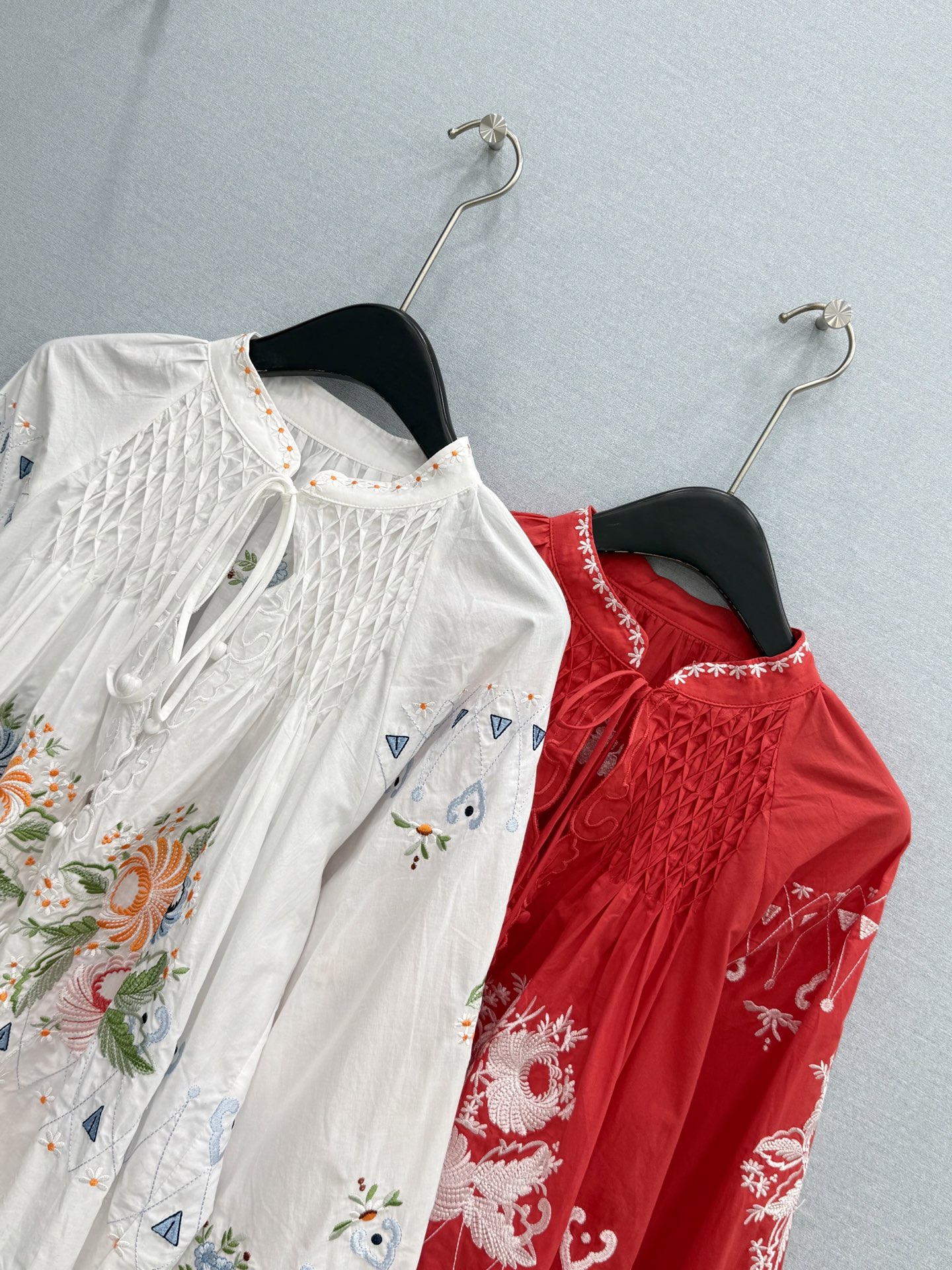 🛒𝐍𝐄𝐖 · 𝟐𝟎𝟐6/爆款现货原单品质  小众*｜2026新品系带刺绣衬衫精致版型，高级肌理细腻 极简