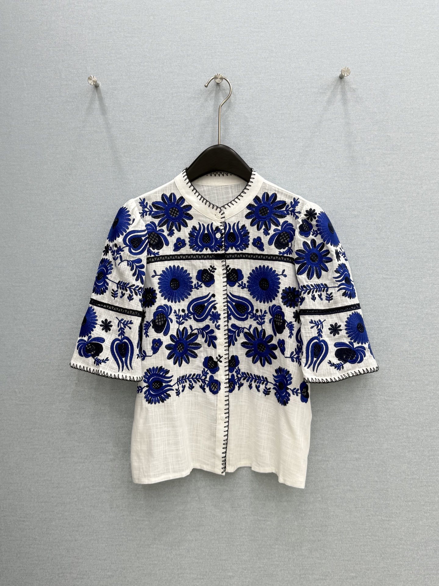NO:822998,· 6/Hot items in stock Original order quality Niche*｜2026 new embroidered shirts Exquisite version, high-end and delicate texture Minimalist regular tailoring Fashionable personality Shows pure desire Classic and versatile colors Western style Reducing age Can be used in all seasons Customized surface accessories Check the version Series models White S M L /C, women's clothing, shirts,19860909· 6/爆款现货 原单品质 小众*｜2026新品刺绣衬衫 精致版型,高级肌理细腻 极简主义常规剪裁 个性时髦 彰显纯欲调性 经典百搭色系 洋气 千金减龄 四季都可 定制面辅料 认准版本 系列款 白色 S M L /C,女装,shirts,,Women's clothing