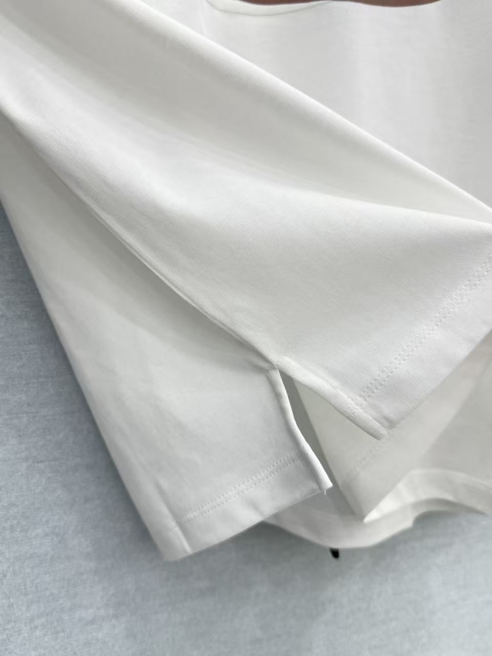 🛒𝐍𝐄𝐖 · 𝟐𝟎𝟐6/爆款现货【春夏上新】 Lv*｜2026新款印花短款T恤高订面料，百搭版型  ，上