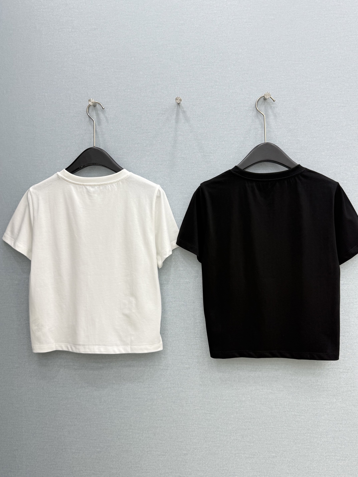 🛒𝐍𝐄𝐖 · 𝟐𝟎𝟐6/爆款现货【春夏上新】 Lv*｜2026新款印花短款T恤高订面料，百搭版型  ，上
