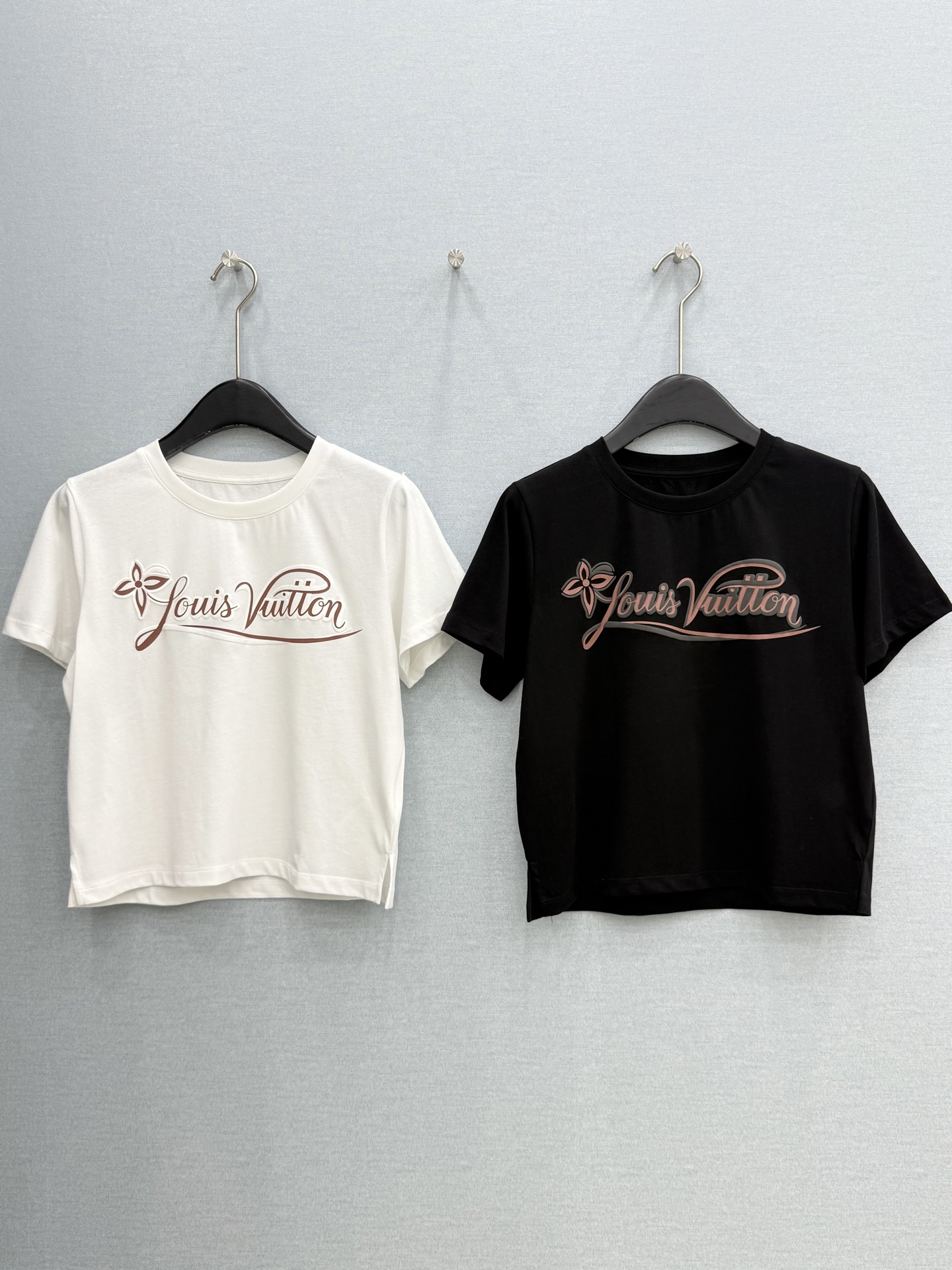 🛒𝐍𝐄𝐖 · 𝟐𝟎𝟐6/爆款现货【春夏上新】 Lv*｜2026新款印花短款T恤高订面料，百搭版型  ，上