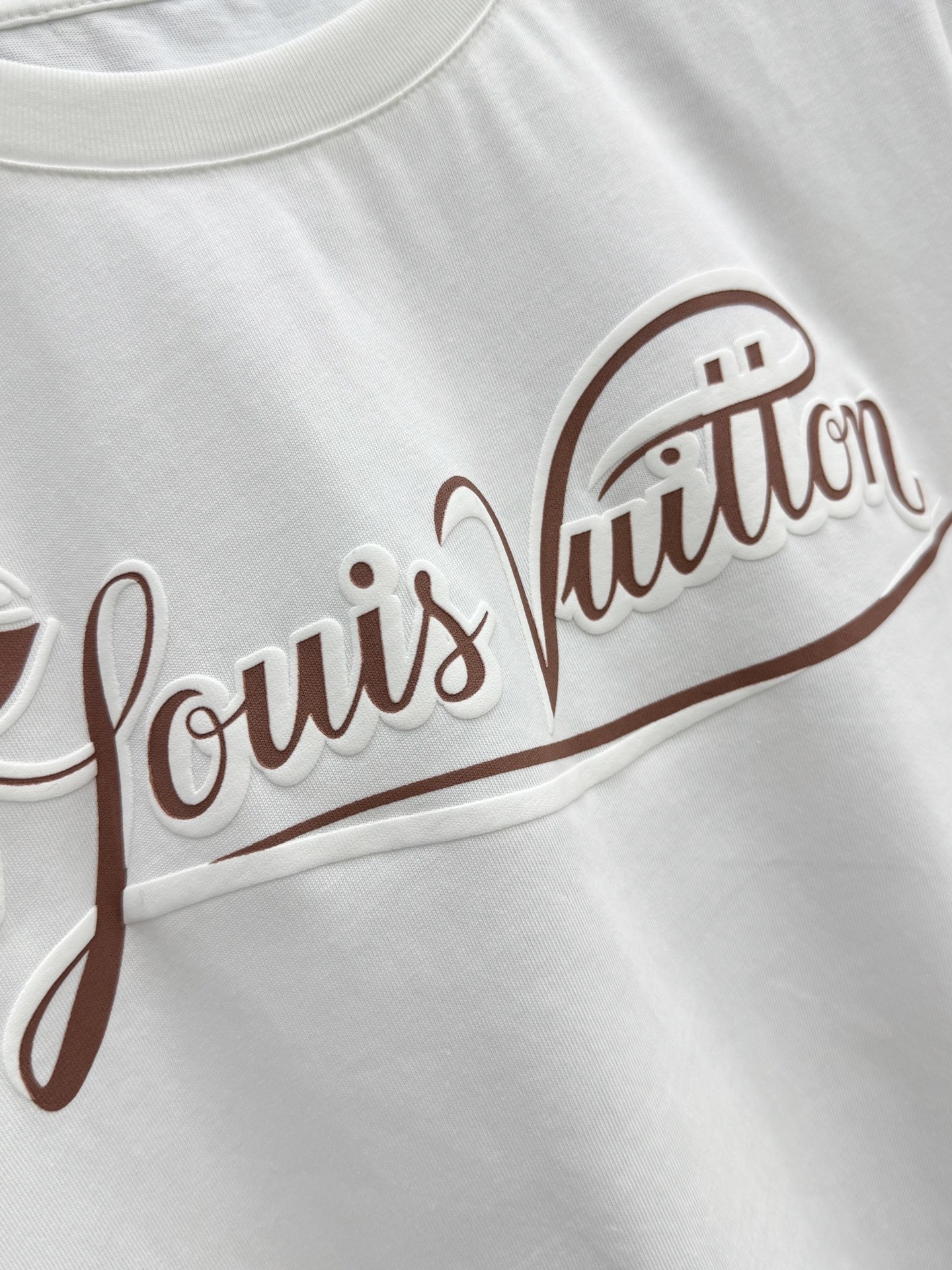 🛒𝐍𝐄𝐖 · 𝟐𝟎𝟐6/爆款现货【春夏上新】 Lv*｜2026新款印花短款T恤高订面料，百搭版型  ，上