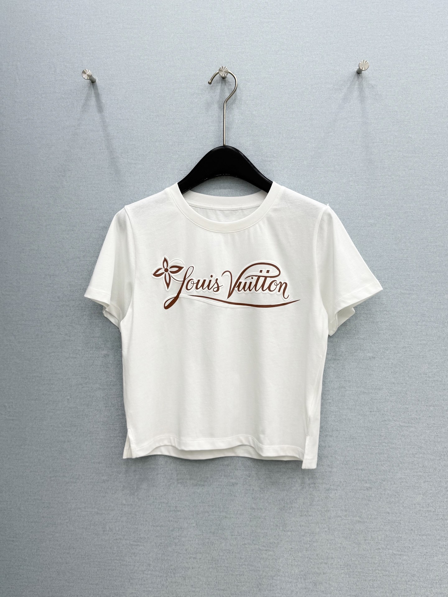 🛒𝐍𝐄𝐖 · 𝟐𝟎𝟐6/爆款现货【春夏上新】 Lv*｜2026新款印花短款T恤高订面料，百搭版型  ，上