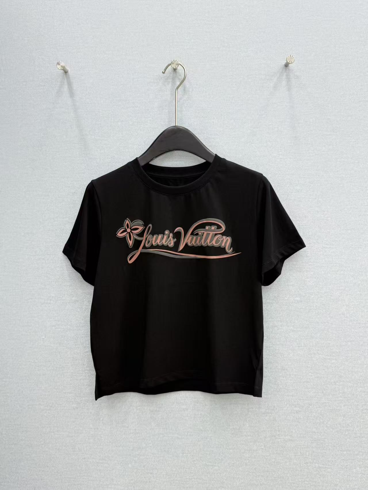 🛒𝐍𝐄𝐖 · 𝟐𝟎𝟐6/爆款现货【春夏上新】 Lv*｜2026新款印花短款T恤高订面料，百搭版型  ，上