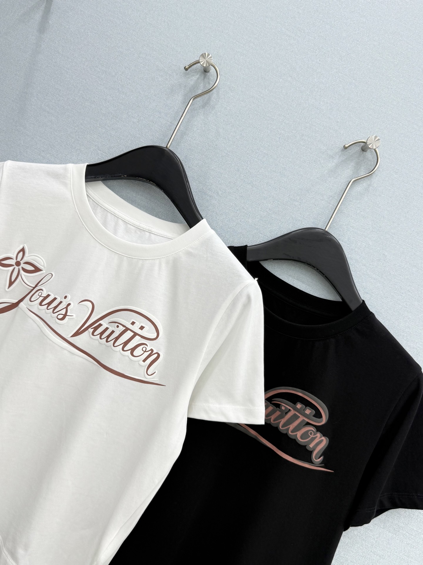 🛒𝐍𝐄𝐖 · 𝟐𝟎𝟐6/爆款现货【春夏上新】 Lv*｜2026新款印花短款T恤高订面料，百搭版型  ，上