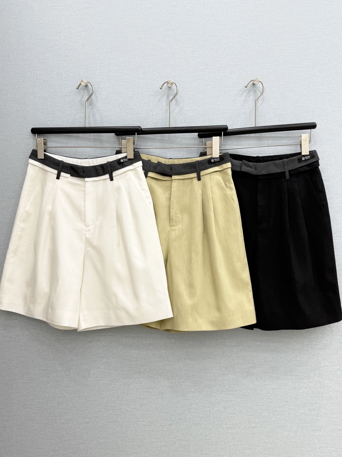 🛒𝐍𝐄𝐖 · 𝟐𝟎𝟐6/爆款现货【春夏上新】Prad*｜26新款撞色三叠拼接休闲麻料中裤气质百搭爆单款 