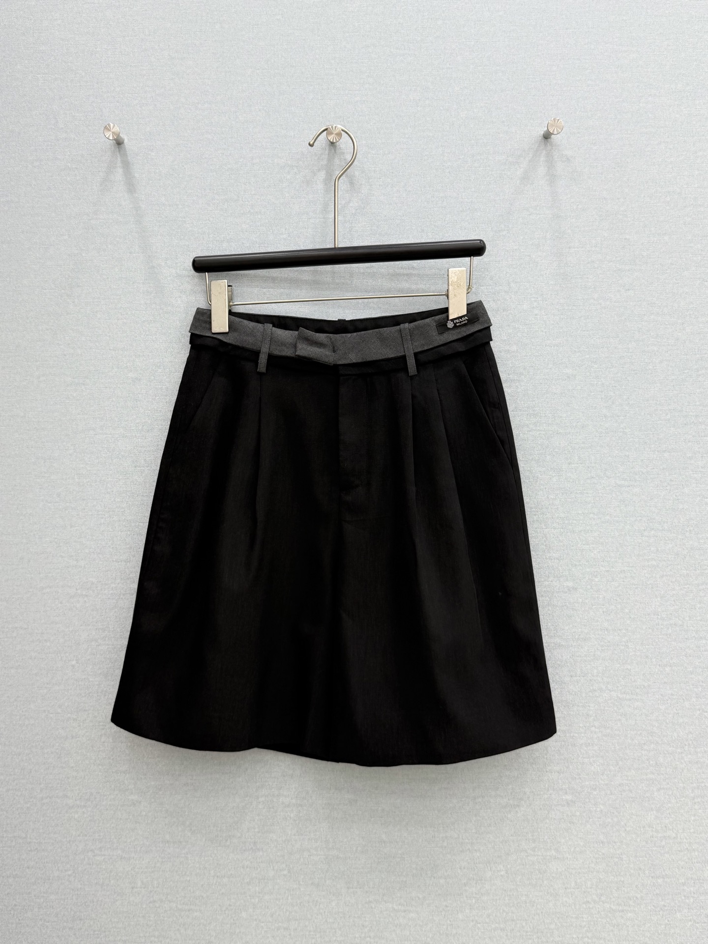 🛒𝐍𝐄𝐖 · 𝟐𝟎𝟐6/爆款现货【春夏上新】Prad*｜26新款撞色三叠拼接休闲麻料中裤气质百搭爆单款 