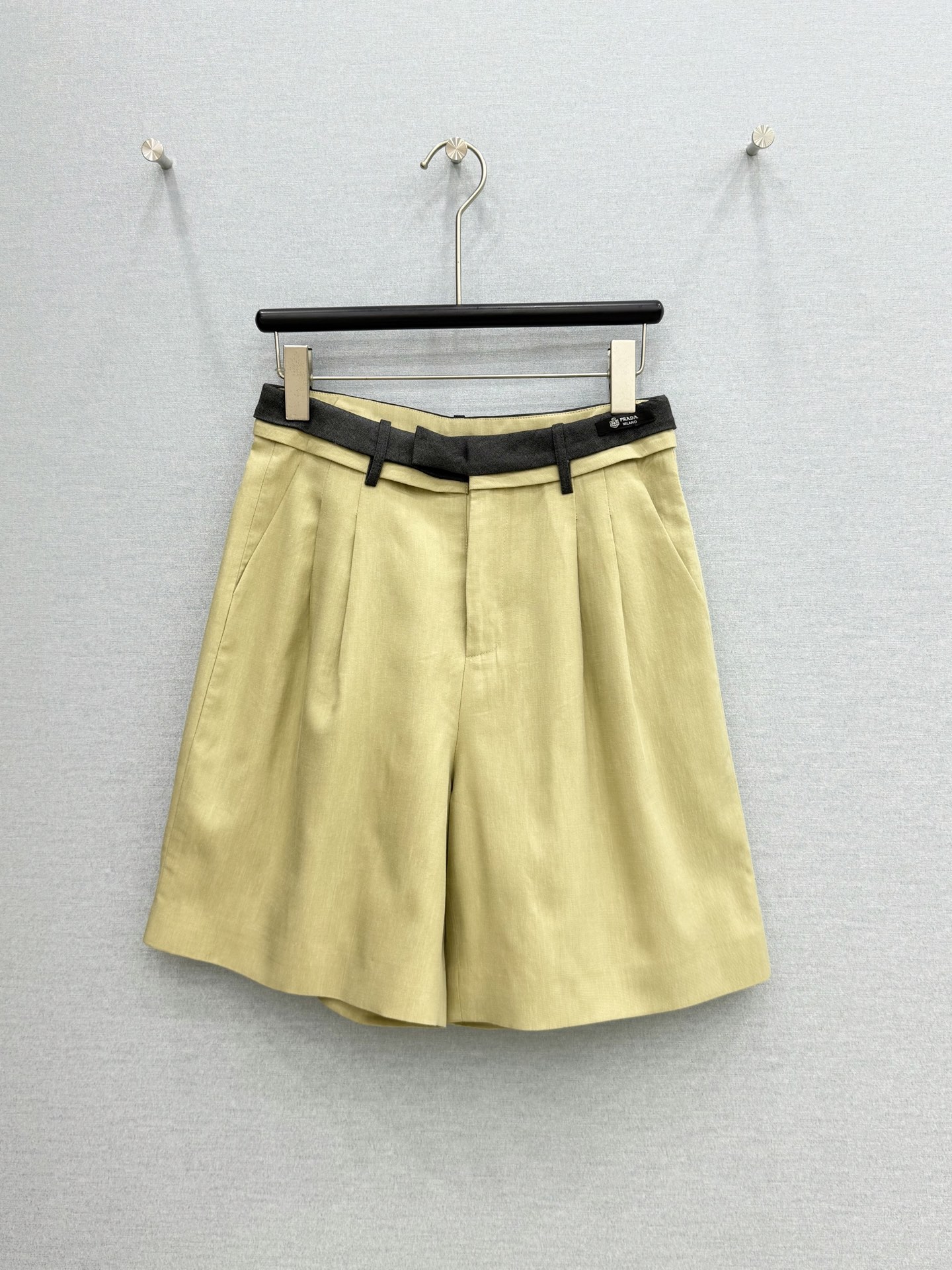 NO:826136,· 6/ Hot items in stock [new for spring and summer] Prad*｜26 new contrasting color triple-stitched casual linen trousers, versatile and versatile, cool style, high-end fabrics, full of high-end sense, craft style, classic tailoring, visually slimming and taller elongated body proportions. Timeless classics are absolutely not to be missed. Matching with any style, it is capitally fashionable. Very practical and comfortable. White | black | coffee color S M  L /,women's clothing,prada,19860909· 6/爆款现货【春夏上新】Prad*｜26新款撞色三叠拼接休闲麻料中裤 气质百搭爆单款酷酷的格调拉满  高订面料 满满的高级感 工艺款 经典剪裁 视觉显瘦显高拉长身材比例 永恒经典是绝对不可错过的 搭配任何风格都是大写的时髦 实穿度极高 舒适度满分 白色｜黑色｜咖色 S M L /,女装,prada,,Women's clothing